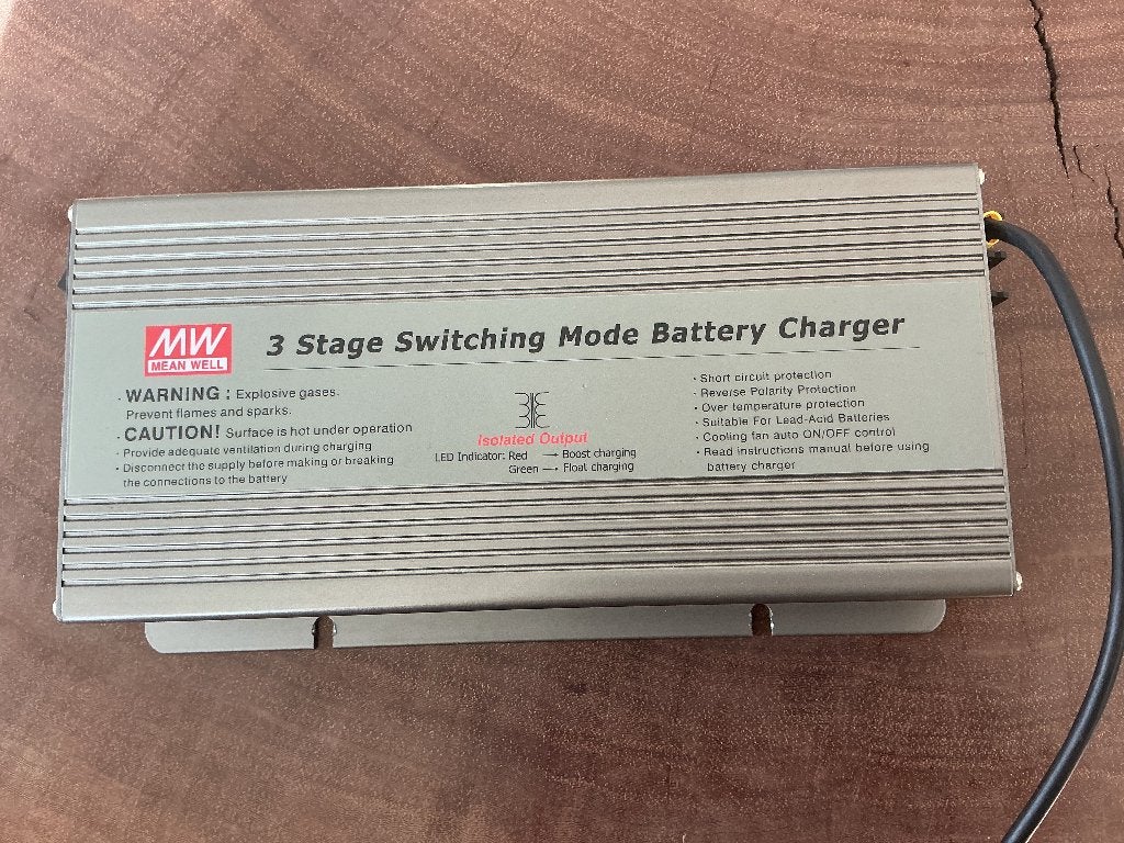 Battery charger, Ophalen of Verzenden, Zo goed als nieuw