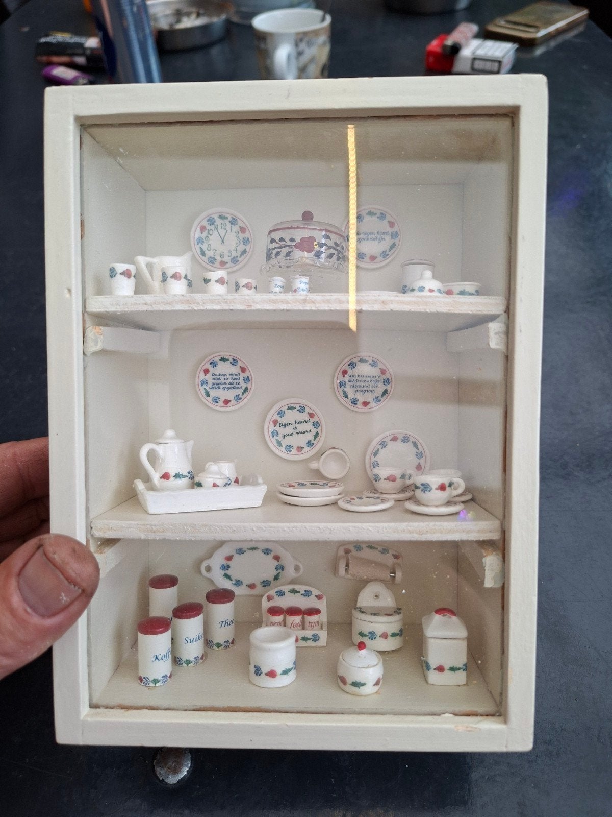Foto 2 van Miniatuur servieskast met compleet servies. boerenbont