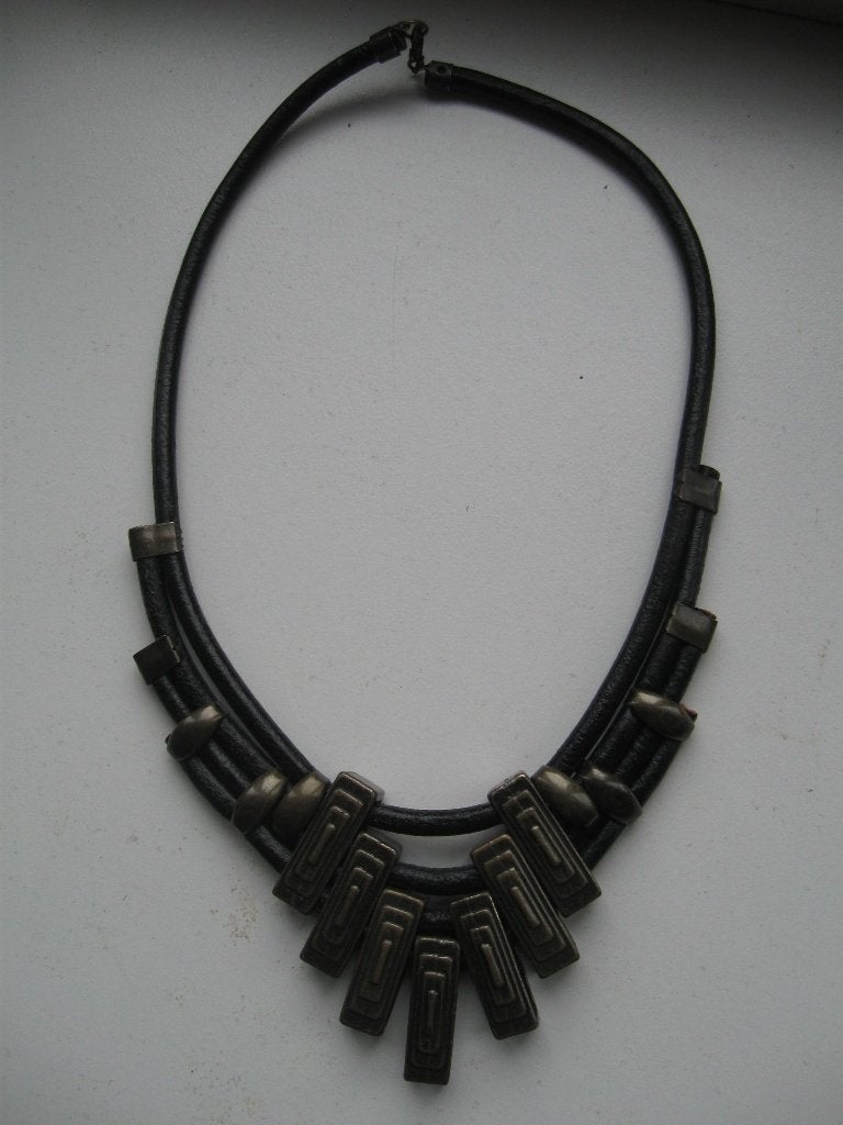 Zwarte leren statement ketting met bronzen hangers, Sieraden, Tassen en Uiterlijk, Ophalen of Verzenden, Zo goed als nieuw, Zwart
