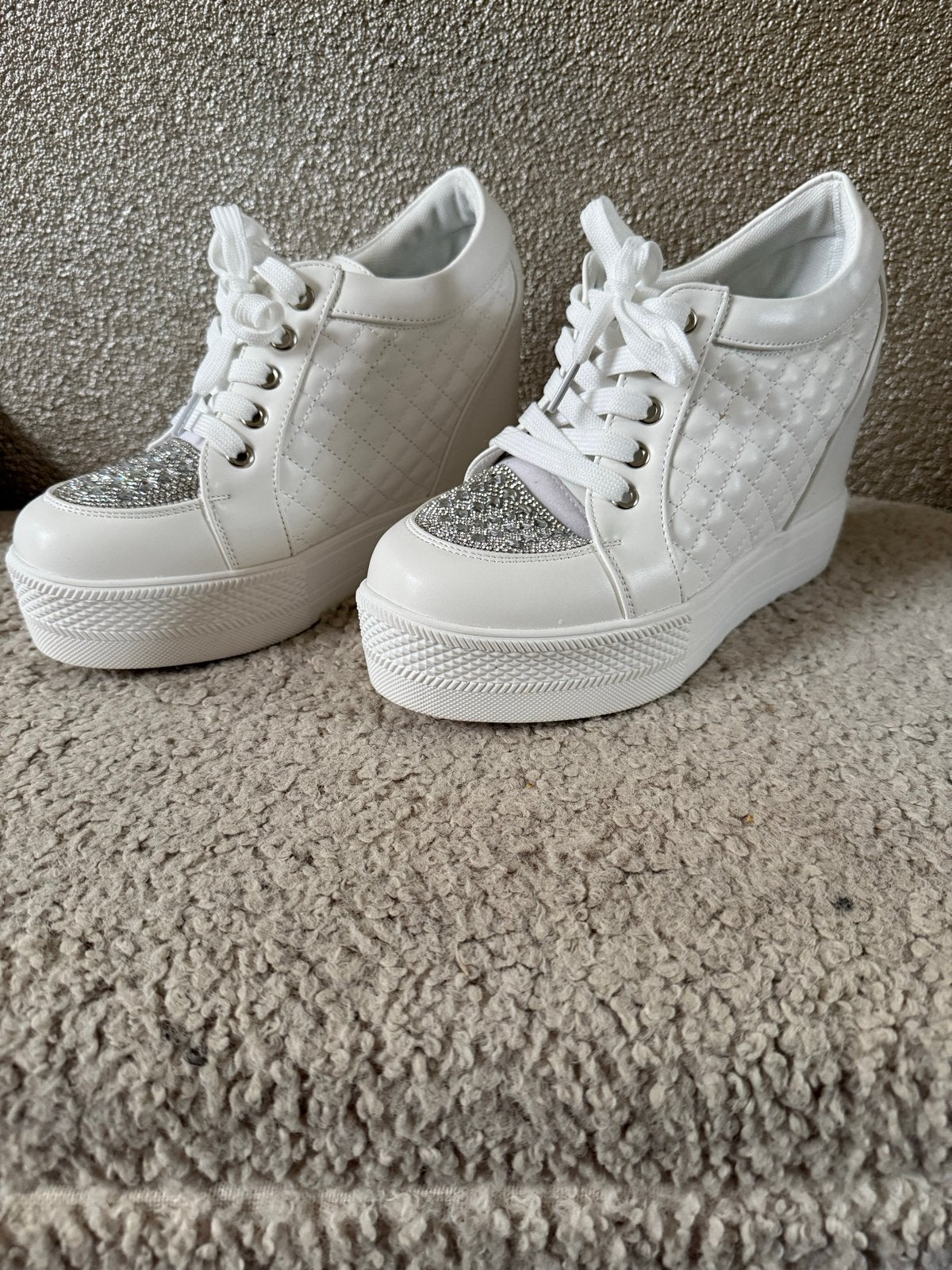 Witte sneakers met sleehak en strass steentjes, Wit, Nieuw, Ophalen of Verzenden, Sneakers of Gympen