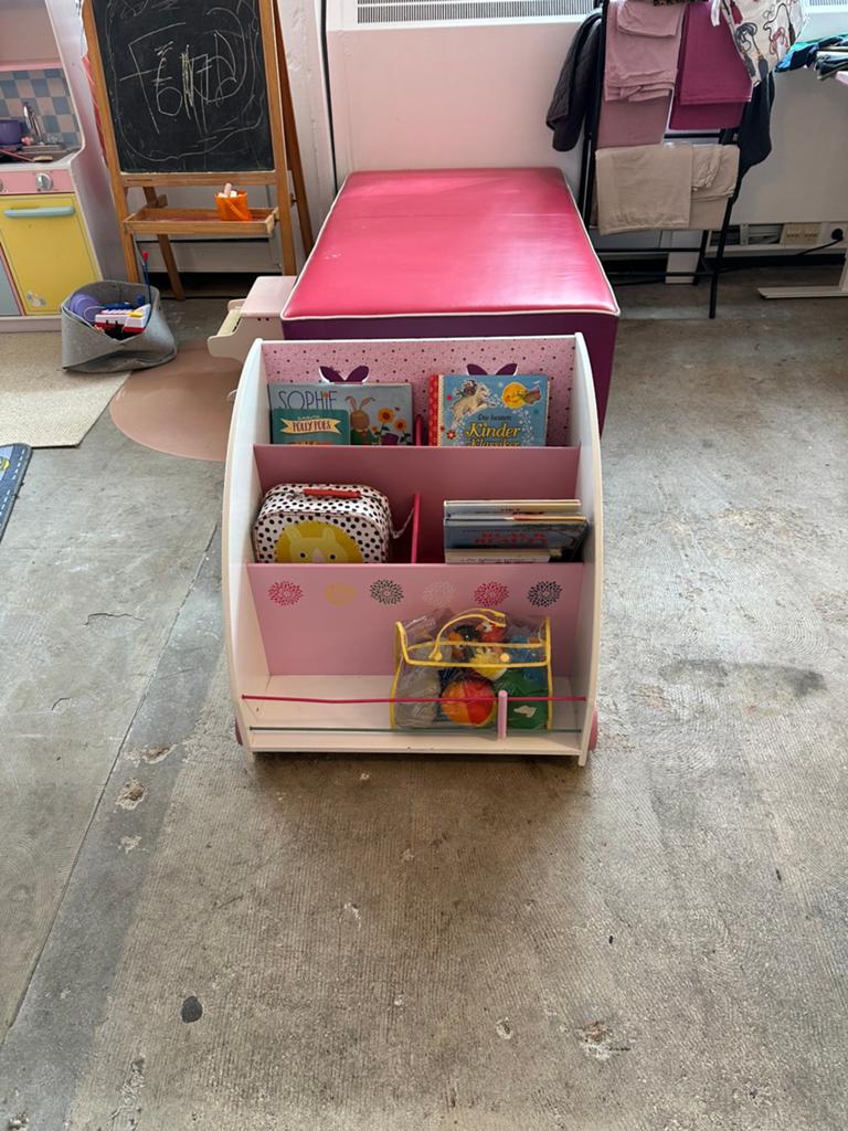 Montessori boekenkast van hout op wieltjes, Kinderen en Baby's, Speelgoed | Poppenhuizen, Ophalen, Zo goed als nieuw, Poppenhuis