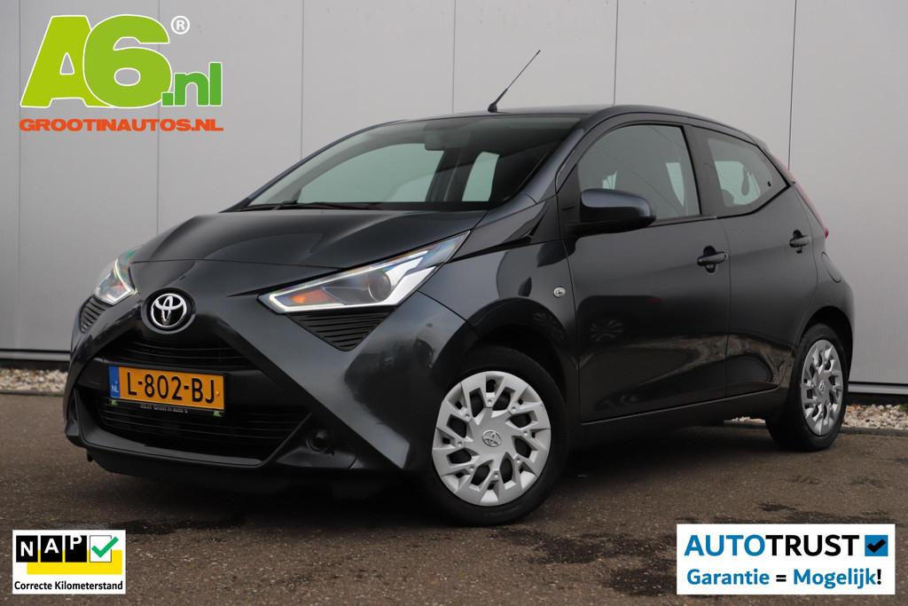 Toyota Aygo 1.0 VVT-i x-play Automaat Carplay Android/Naviga, Stof, Gebruikt, Euro 6, Met garantie (alle)