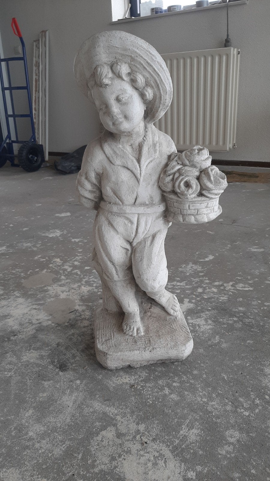 Vintage stenen beeld jongen met mandje rozen, 50 - 100 cm, Steen of Keramiek, Man, Ophalen