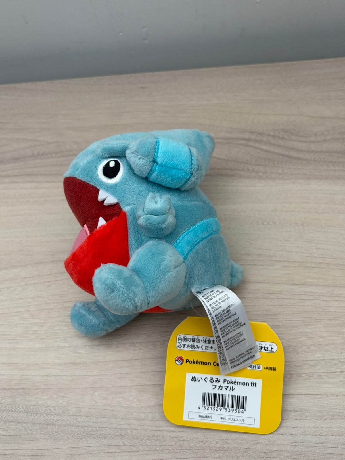 Pokémon Fit Gible Plush Japanese Pokémon Center 2021 Tags, Diversen, Nintendo, Ophalen of Verzenden, Zo goed als nieuw, Info@nintendo.com