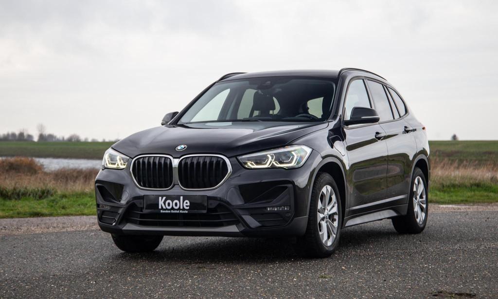 BMW X1 xDrive25e Executive CAMERA / CARPLAY / HEAD UP DISPLA, Gebruikt, Zwart, Vierwielaandrijving, 3 cilinders