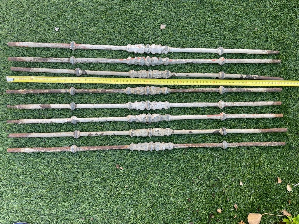 33 Antieke gietijzeren spijlen, Ophalen