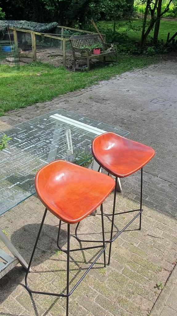 2 leren barkrukken cognac, Huis en Inrichting, Barkrukken, 2 krukken, Ophalen, Metaal, 60 tot 90 cm