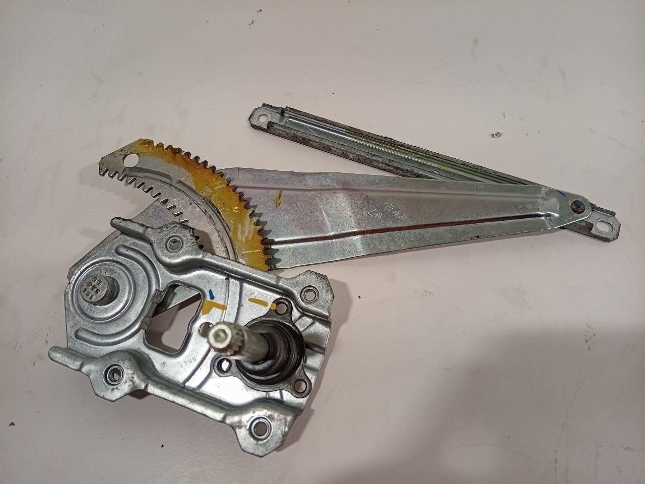 Raammechaniek links achter Mitsubishi Space Star, Onderdelen@venauto.nl, Van der Ven Autorecycling B.V., Gebruikt, Ettenseweg 76, 4706 PB Roosendaal, The Netherlands