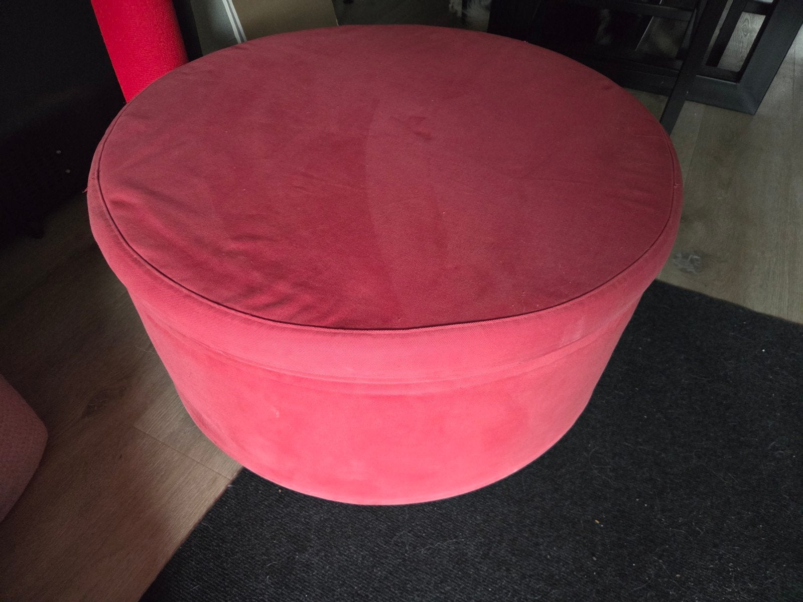 IKEA Mattsbo poef/opberger met gloednieuwe hoes, Huis en Inrichting, Stoelen, Ophalen, Zo goed als nieuw, Rood, Eén