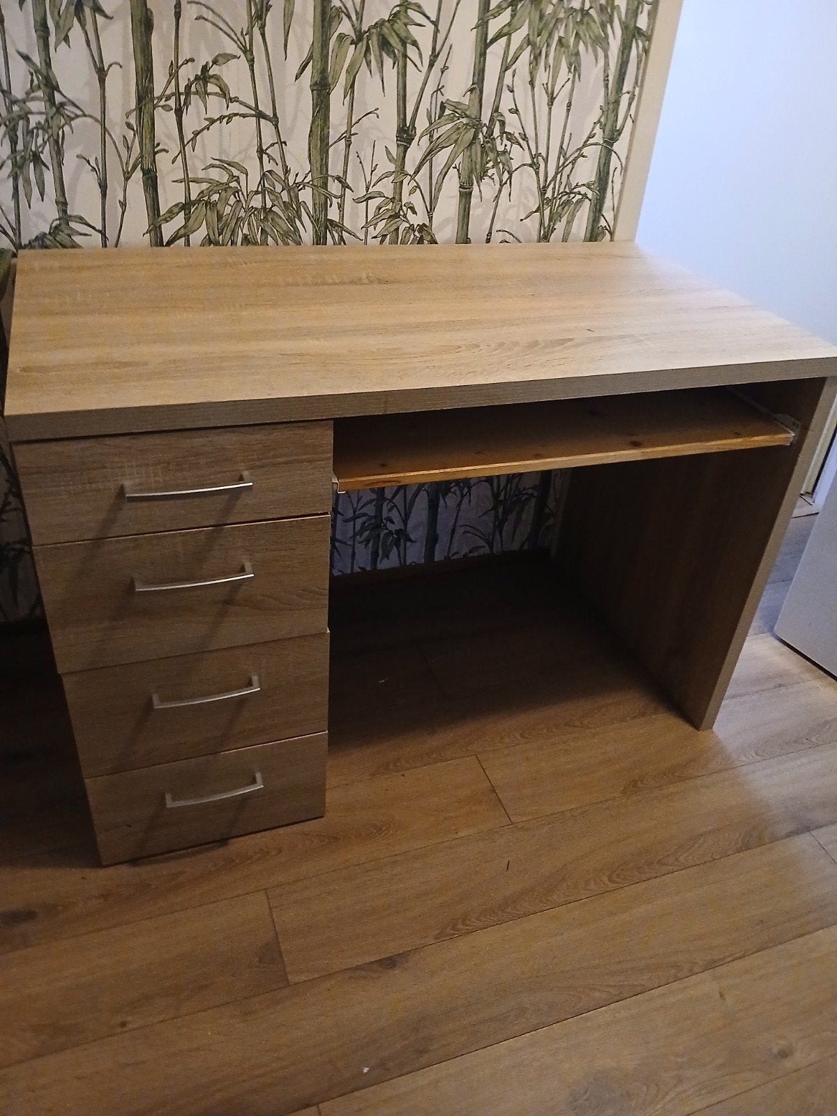Bureau met lades en uitschuifbaar toetsenbord, Huis en Inrichting, Ophalen, Met lades, Zo goed als nieuw, Computerbureau