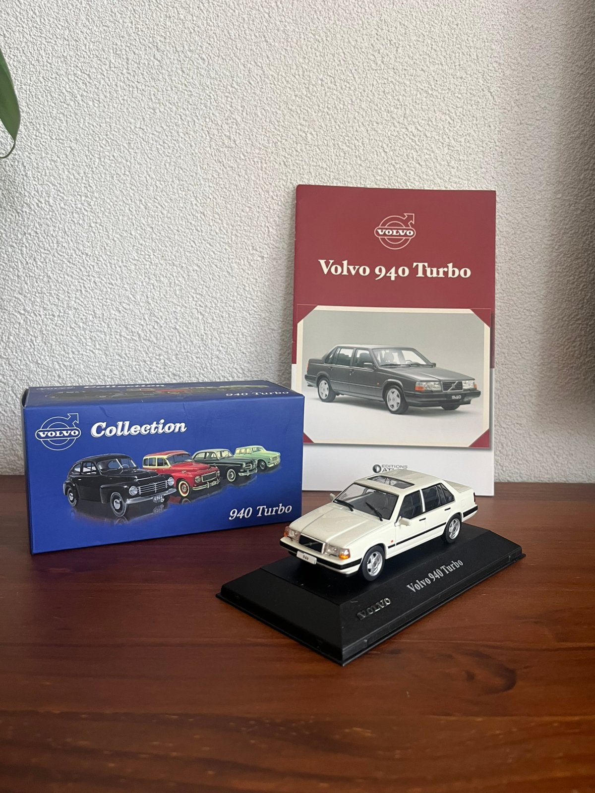 Volvo 940 Turbo 1:43 Atlas Collection in OVP met boekje, Ophalen of Verzenden, Zo goed als nieuw, Auto, Overige merken
