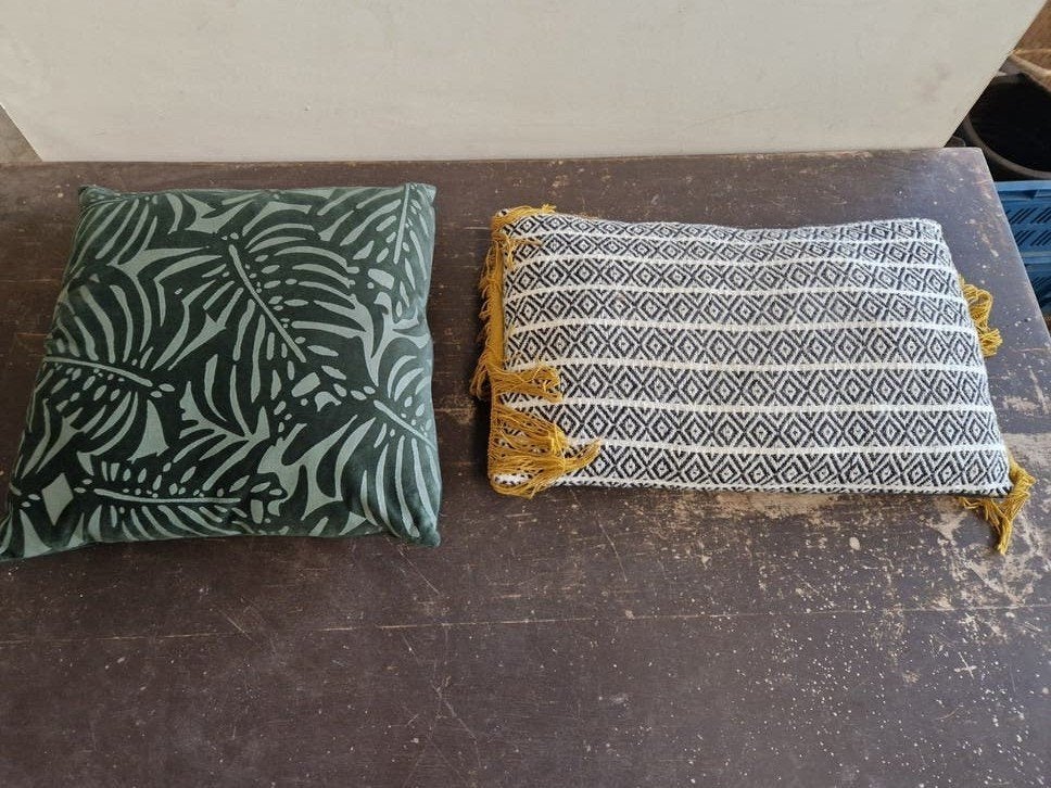 2 leuke en nette sierkussens €5 p.st., Huis en Inrichting, Woonaccessoires | Kussens, Overige kleuren, Vierkant, Ophalen of Verzenden