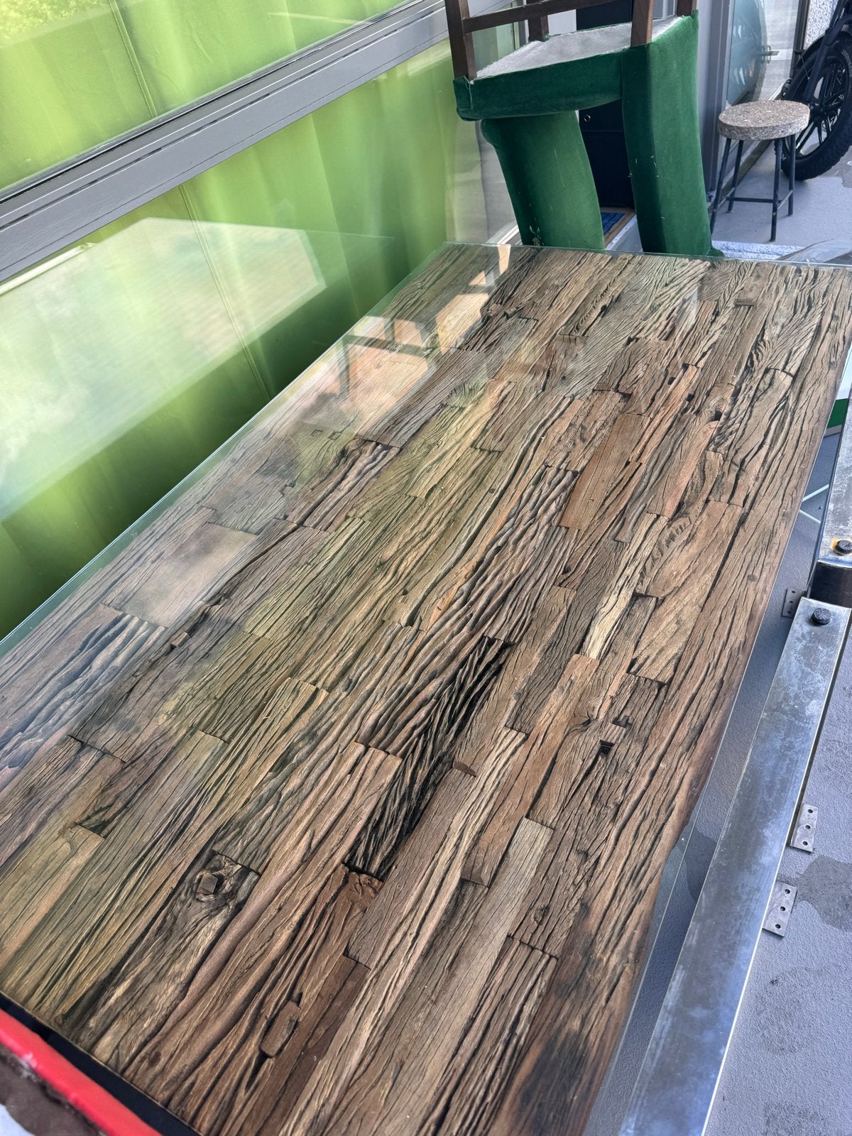 Unieke eettafel met glazen blad en houten inleg 100x180, Huis en Inrichting, Tafels | Eettafels, Gebruikt, Vijf personen of meer