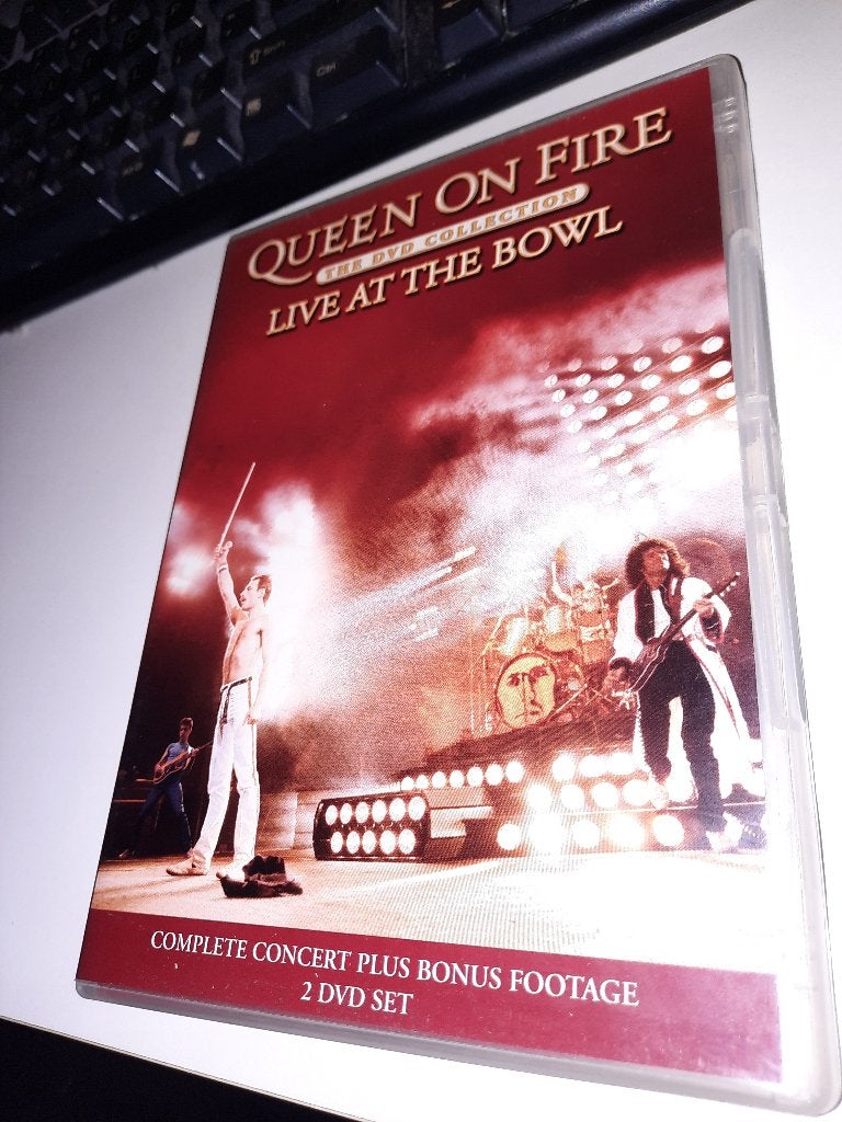 2 DVD Queen – Queen On Fire (Live At The Bowl), Alle leeftijden, Ophalen, Zo goed als nieuw