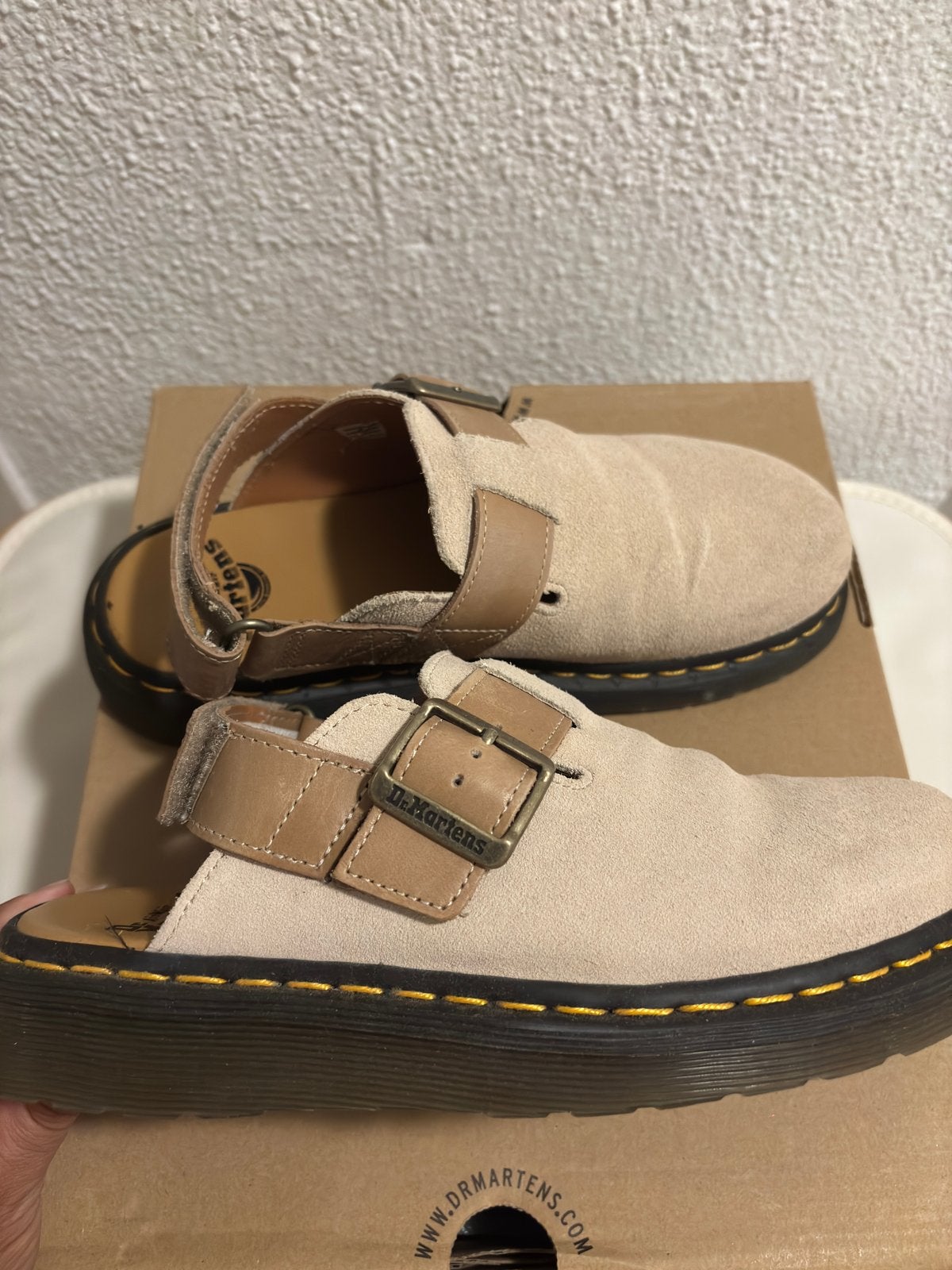 Dr Martens clogs / mule, Kleding | Dames, Schoenen, Ophalen of Verzenden, Zo goed als nieuw, Beige, Sandalen of Muiltjes