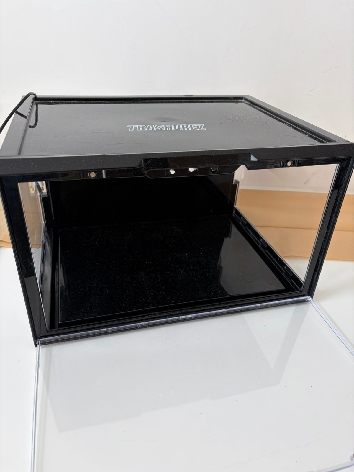 TRASHUREZ SCHOENENBOX met verlichting, Ophalen of Verzenden, Zo goed als nieuw, 25 tot 50 cm, Minder dan 100 cm