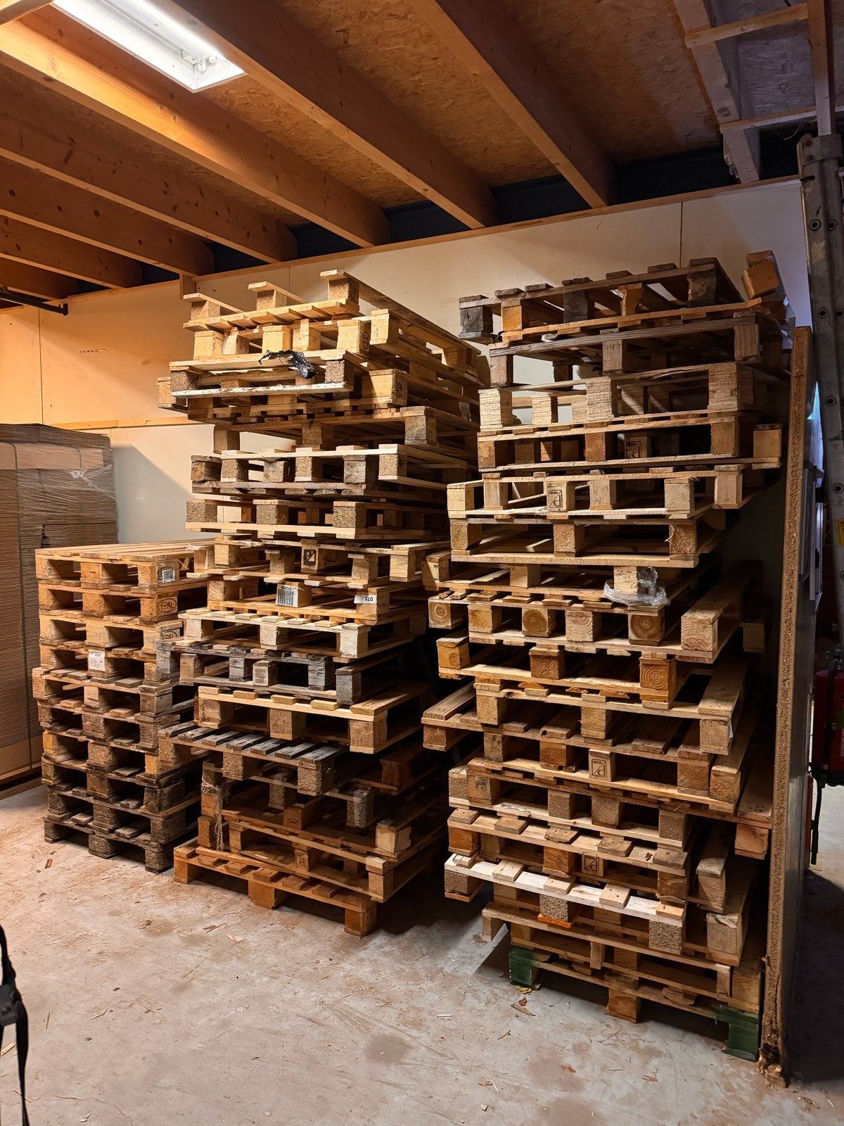 Diverse pallets, inclusief europallets - periodieke aanvoer, Ophalen