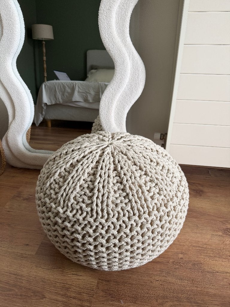 Prachtige gebreide poef, zitbankje, krukje in offwhite/beige, Ophalen, Overige materialen, Zo goed als nieuw, 50 tot 75 cm