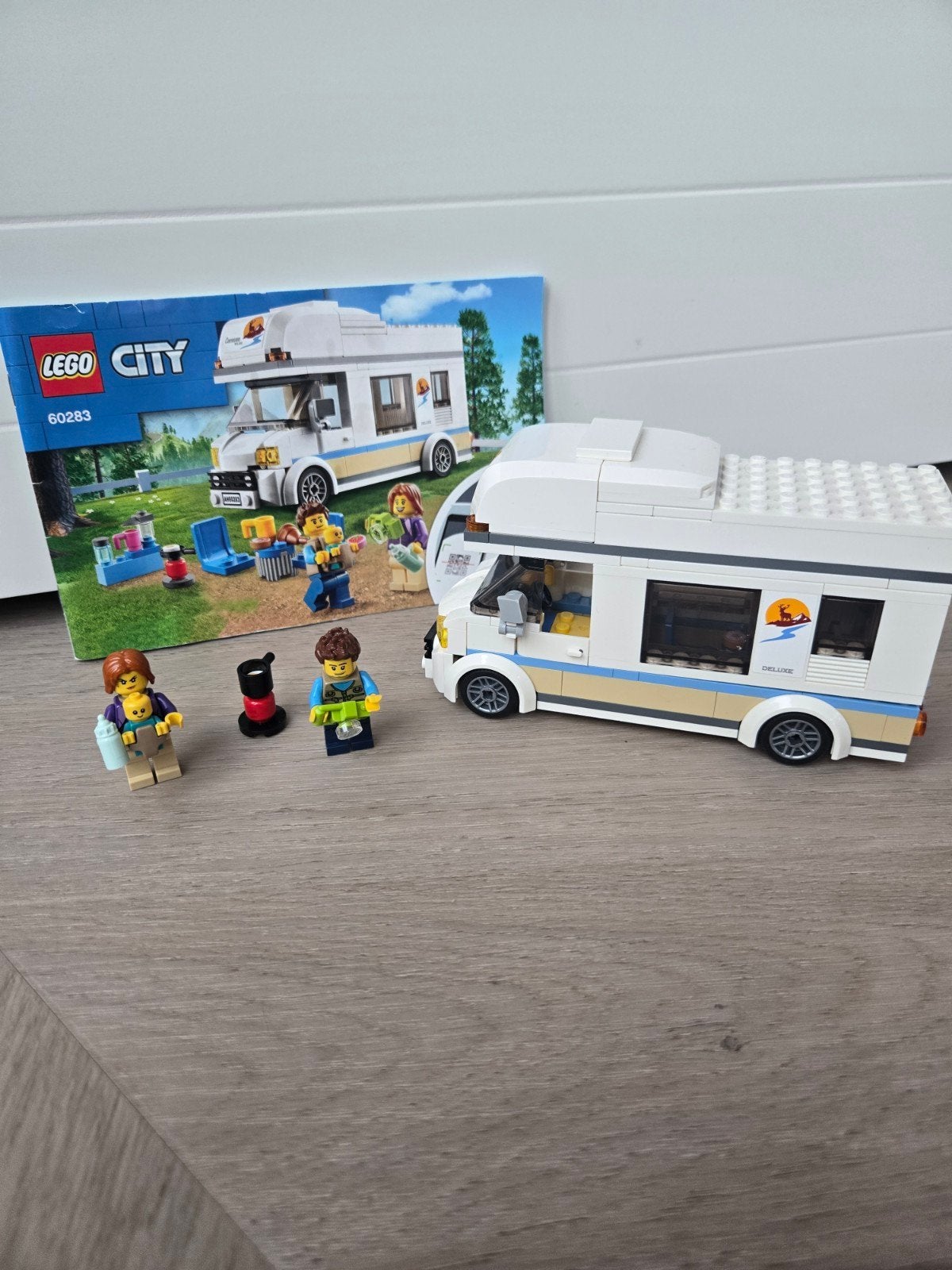 LEGO City Campervan (60283) met figuren en instructies, Ophalen of Verzenden, Zo goed als nieuw