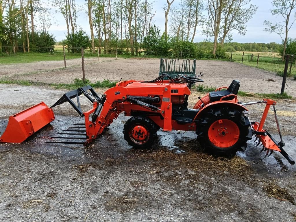 Kubota B7001 4WD met voorlader mestklem, bakvlakker en bak, Zakelijke goederen, Gebruikt, Tot 2500, Tot 80 Pk, Ophalen