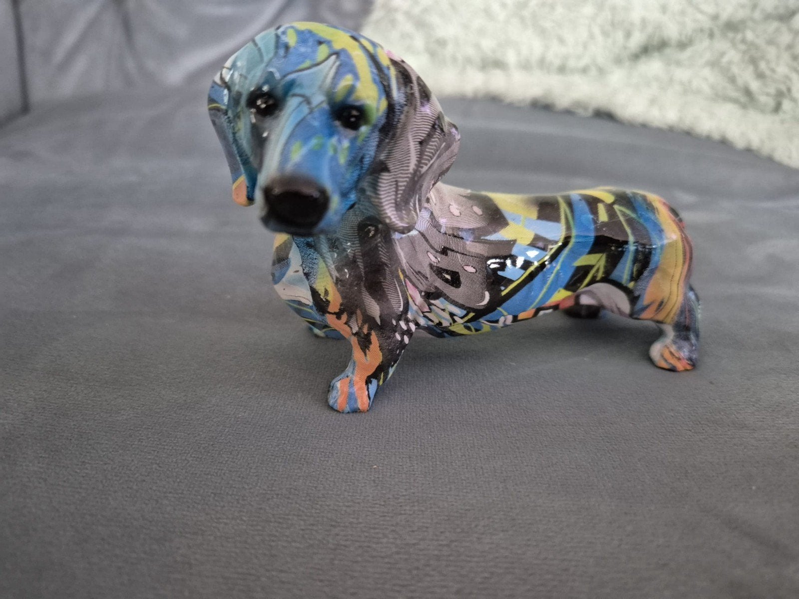 Kleurrijk Teckel Beeldje - Modern Design, Antiek en Kunst, Overige onderwerpen, Minder dan 20 cm, Verzenden, Kunststof