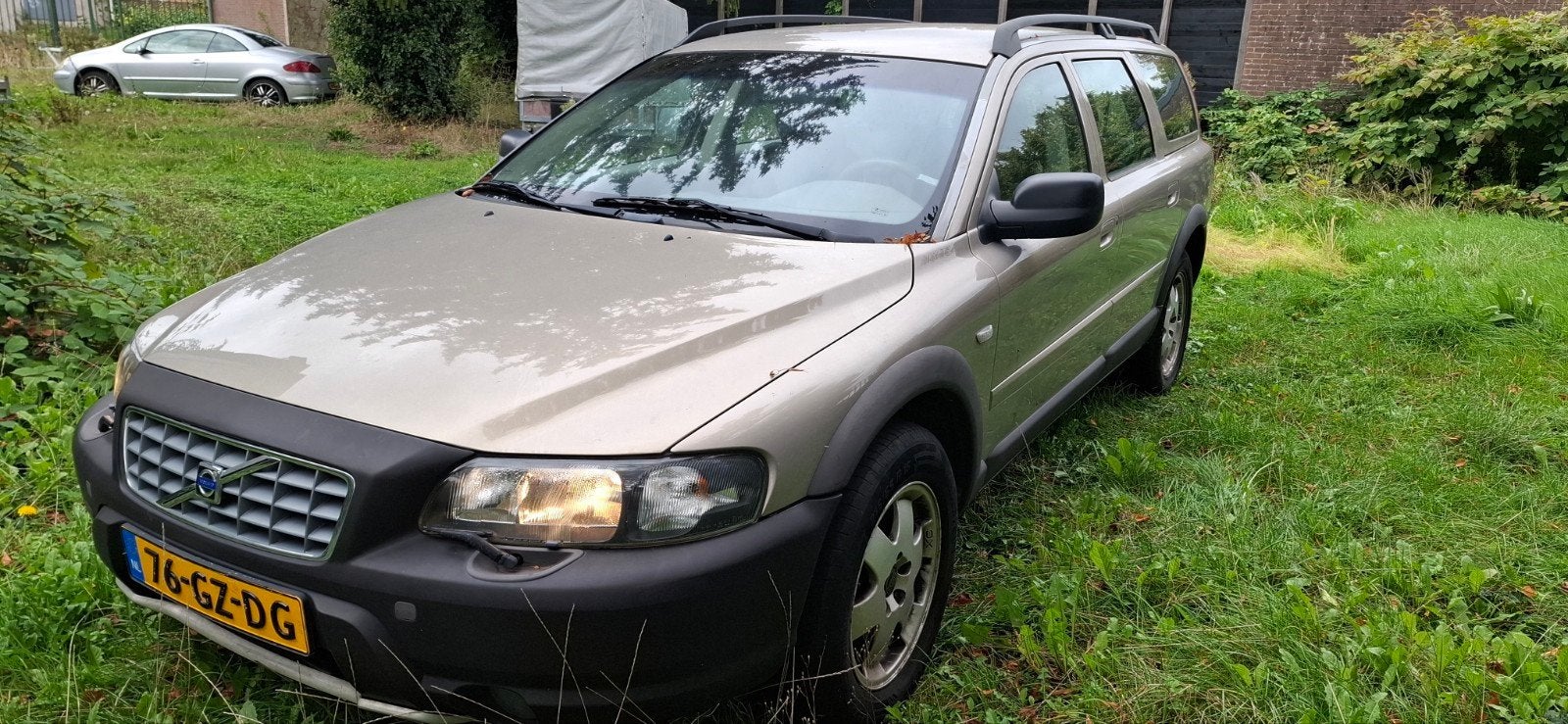 Volvo V70 2.4 T XC 4WD AUT 2001 Beige, Auto's, Automaat, 1800 kg, 1657 kg, Beige