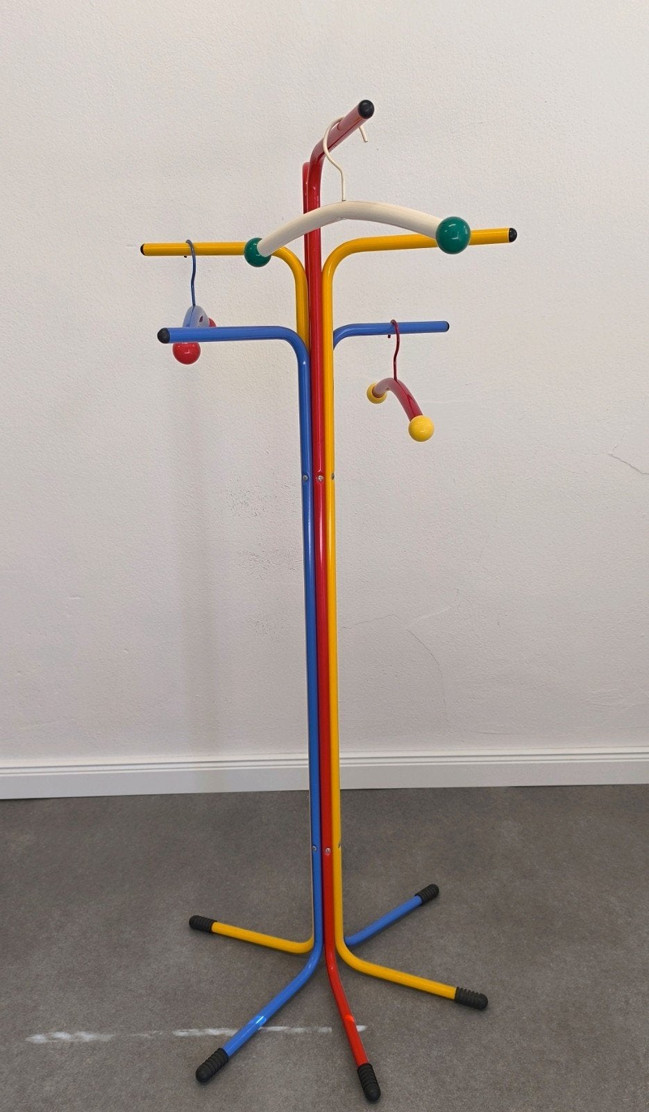 Kinderkapstok Ikea Tord Björklund Plagg Memphis 1989, Huis en Inrichting, Ophalen, 100 tot 150 cm, Zo goed als nieuw, Metaal