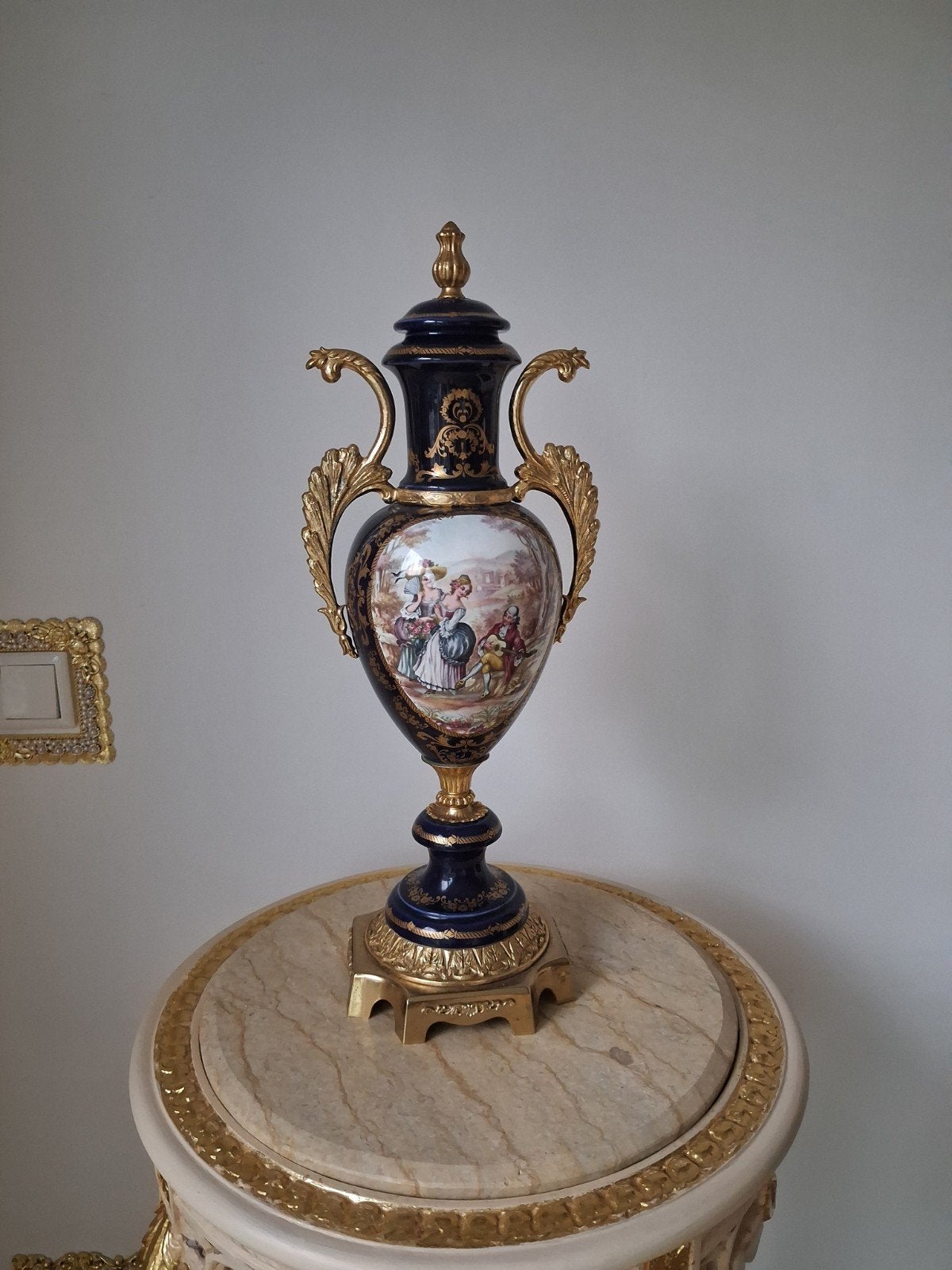 Grote Antieke Vaas met Scène en Bronzen Handvatten, Antiek en Kunst, Antiek | Vazen, Ophalen of Verzenden