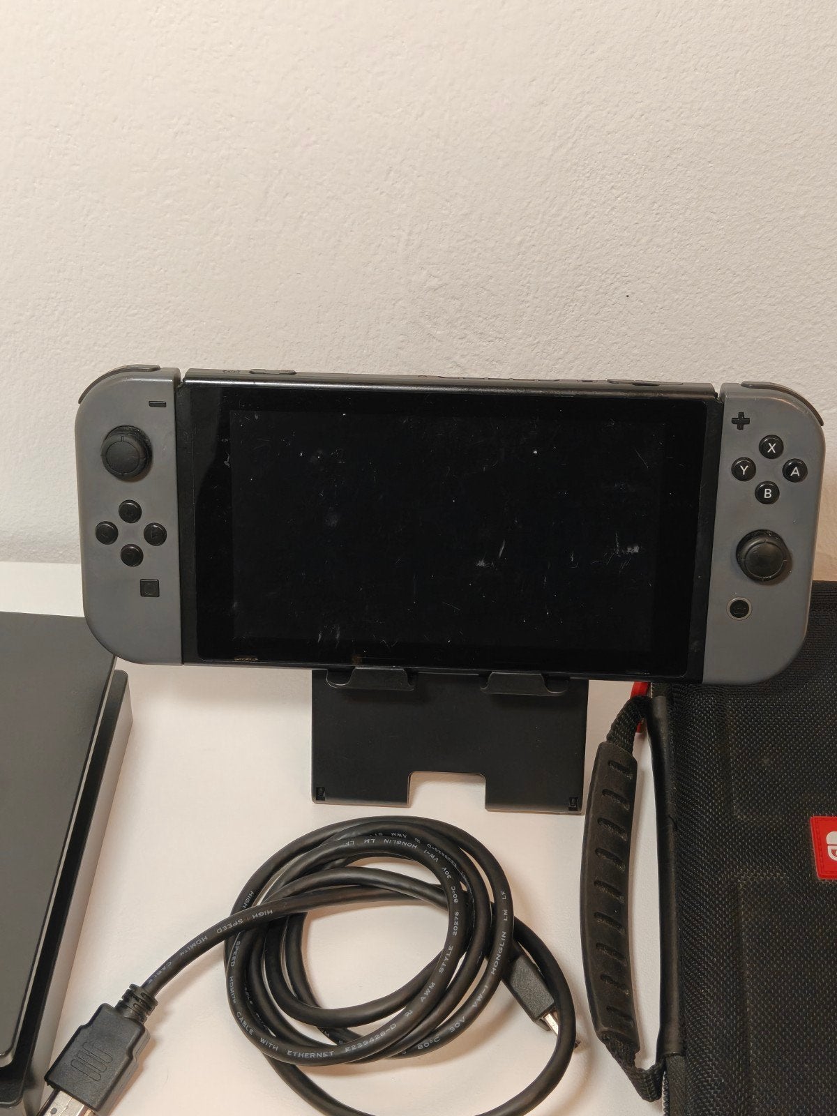 Foto 3 van Nintendo Switch V2 - Werkt goed, veel gebruikssporen