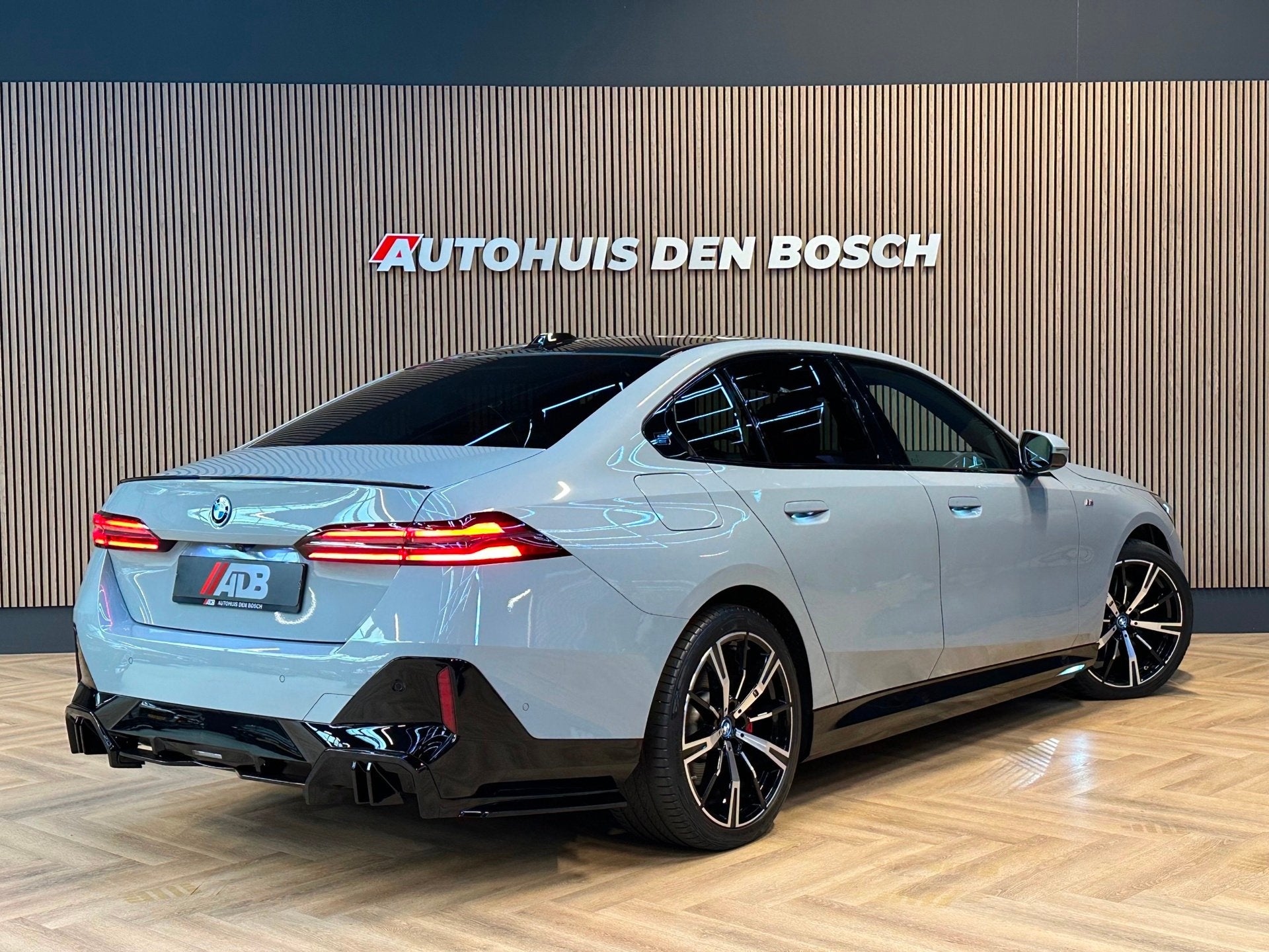 BMW I5 EDrive40 84 kWh M Sport - Pano - 360 - H&K - Keyles, Auto's, Automaat, Dealer onderhouden, Achterwielaandrijving, Gebruikt