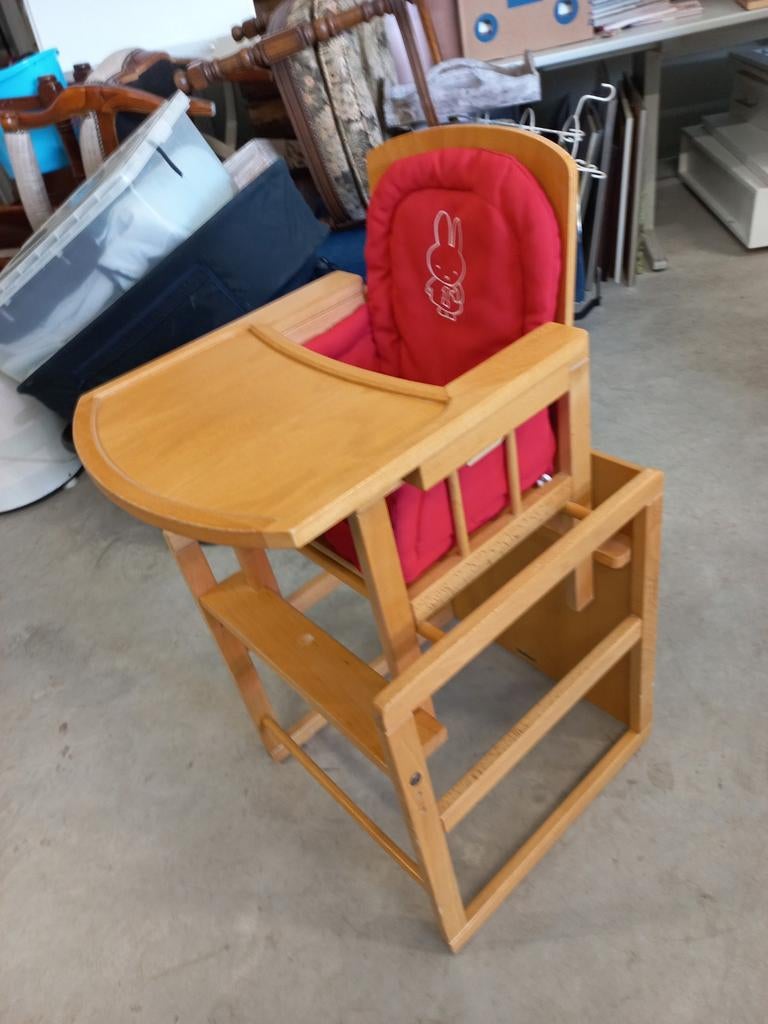 Houten kinderstoel met tafelblad en rood kussen, Kinderen en Baby's, Ophalen, Gebruikt, Overige typen, Afneembaar eetblad