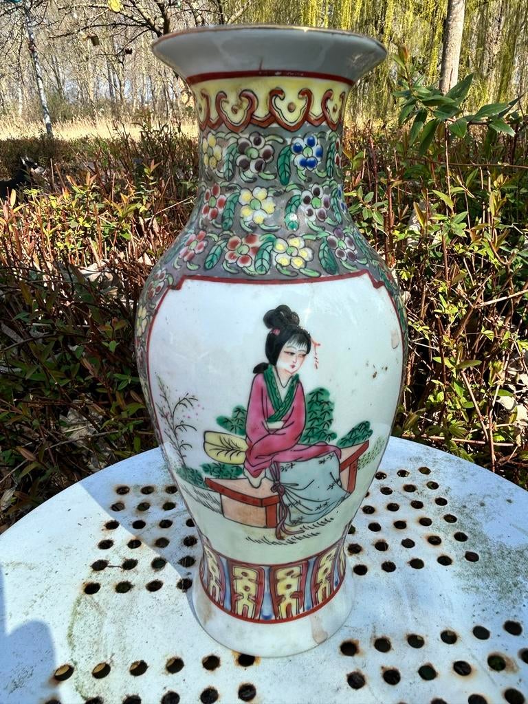Porseleinen vaas met Famille Rose decoratie, Antiek en Kunst, Antiek | Vazen, Ophalen of Verzenden
