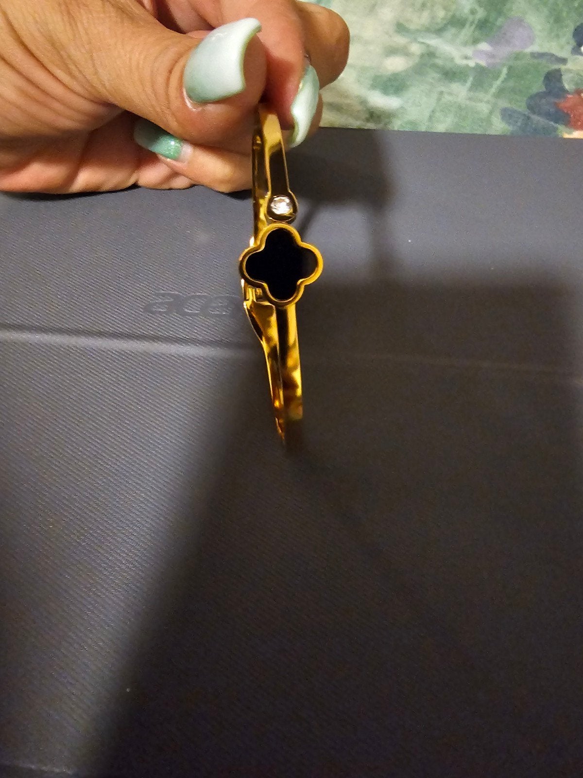 Gouden armband met klavertje vier en strass steentje, Overige materialen, Nieuw, Ophalen of Verzenden, Goud