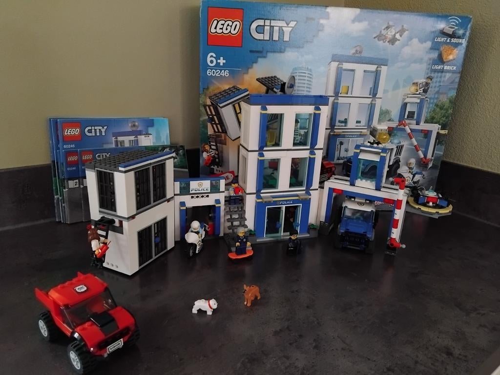 Lego City Politiebureau 60246 Compleet met doos en boekjes, City, Lego, Ophalen of Verzenden, Zo goed als nieuw