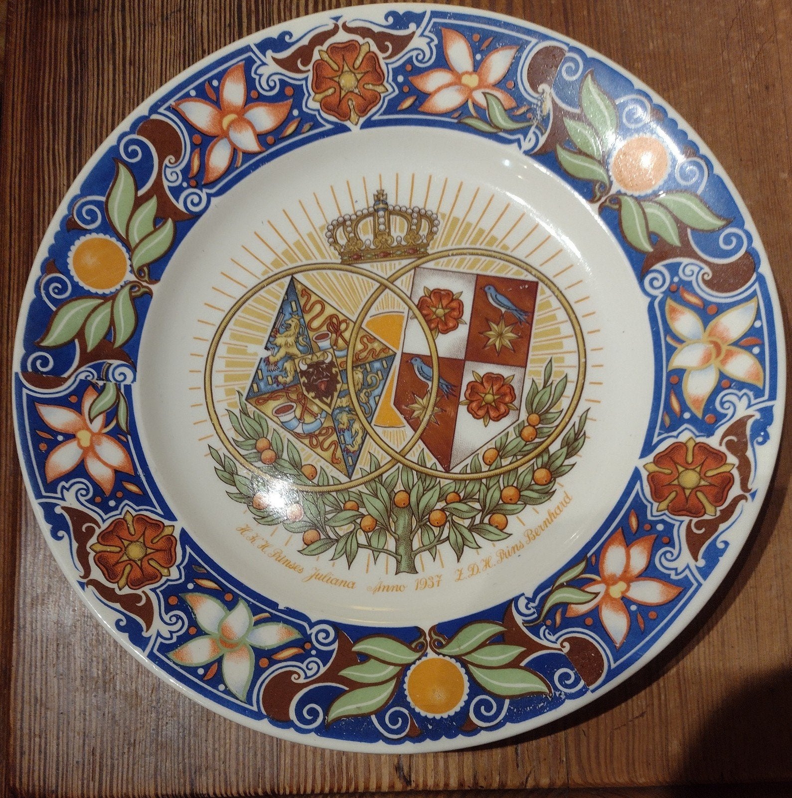 huwelijksbord Juliana Bernhard 1937 door Petrus Regout, Ophalen