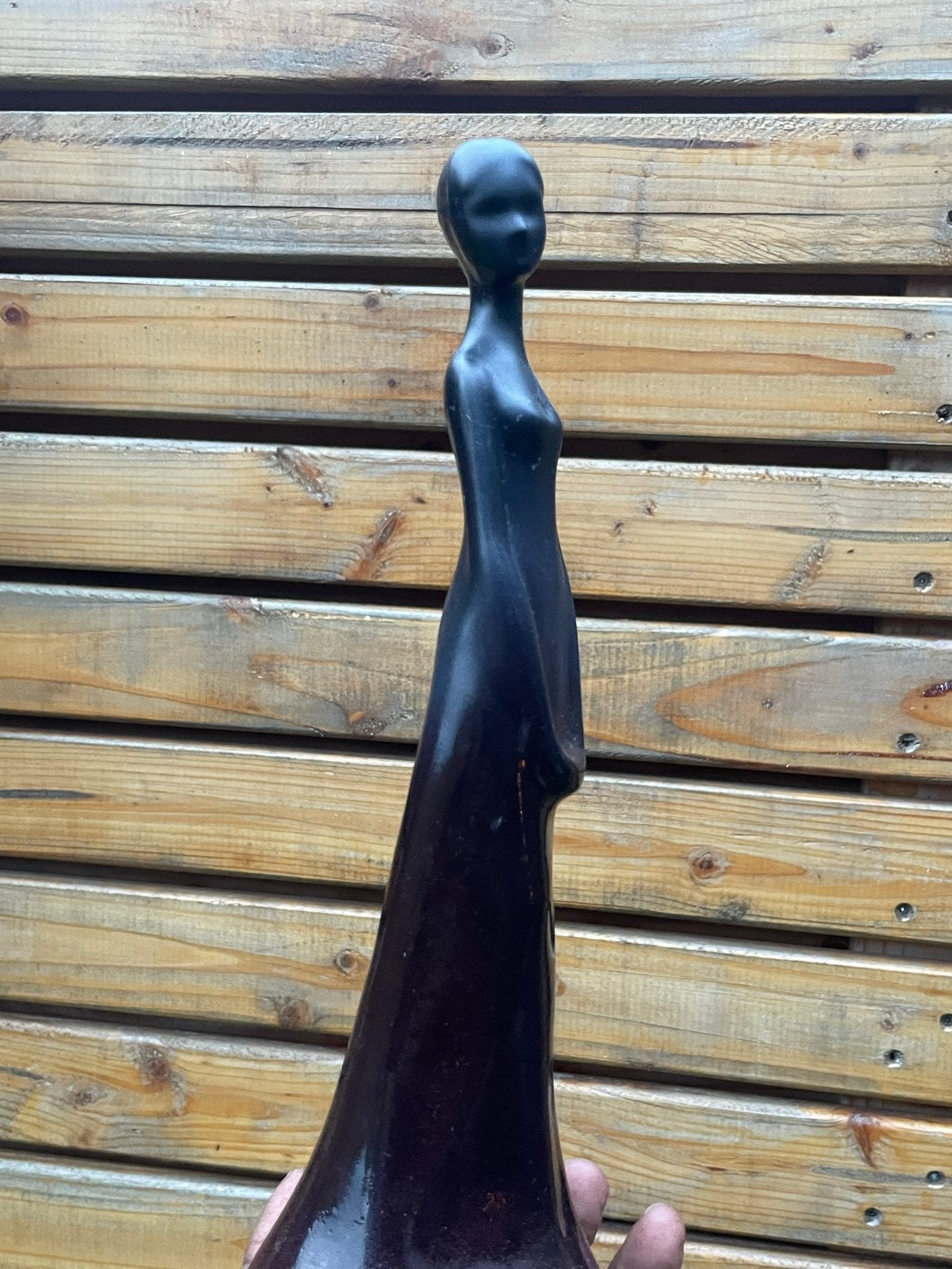 Elegant keramieken beeldje van een meisje, Antiek en Kunst, Geglazuurd, Ophalen of Verzenden, Zwart, Steen of Keramiek