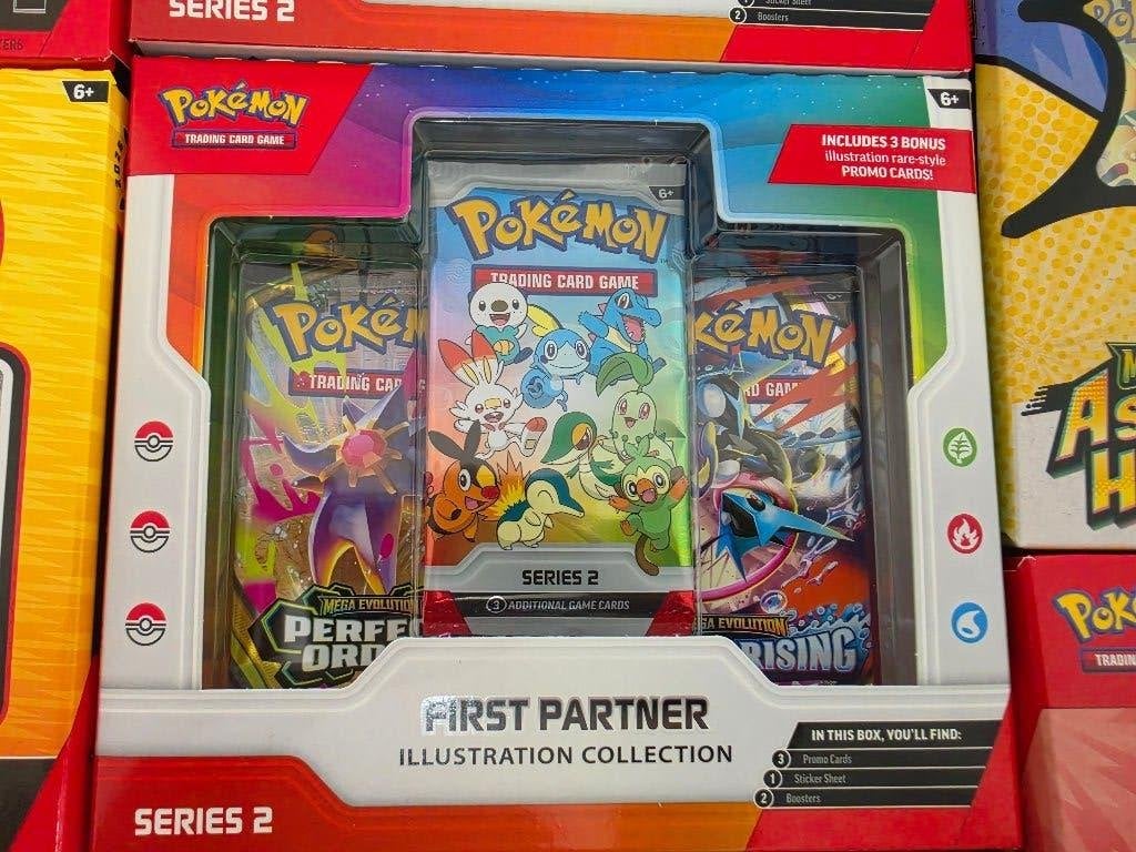 First Partner NU OPHALEN en veel meer! Day 2026 Ascended Her, Hobby en Vrije tijd, Verzamelkaartspellen | Pokémon, Ophalen, Nieuw