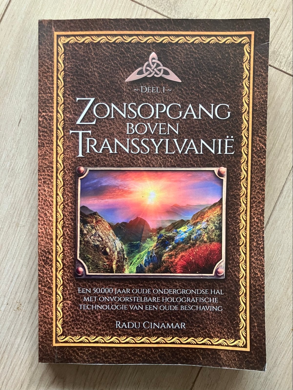 Zonsopgang Boven Transsylvanië - Deel 1, Boeken, Ophalen of Verzenden, Zo goed als nieuw, Spiritualiteit algemeen, Verhaal of Roman