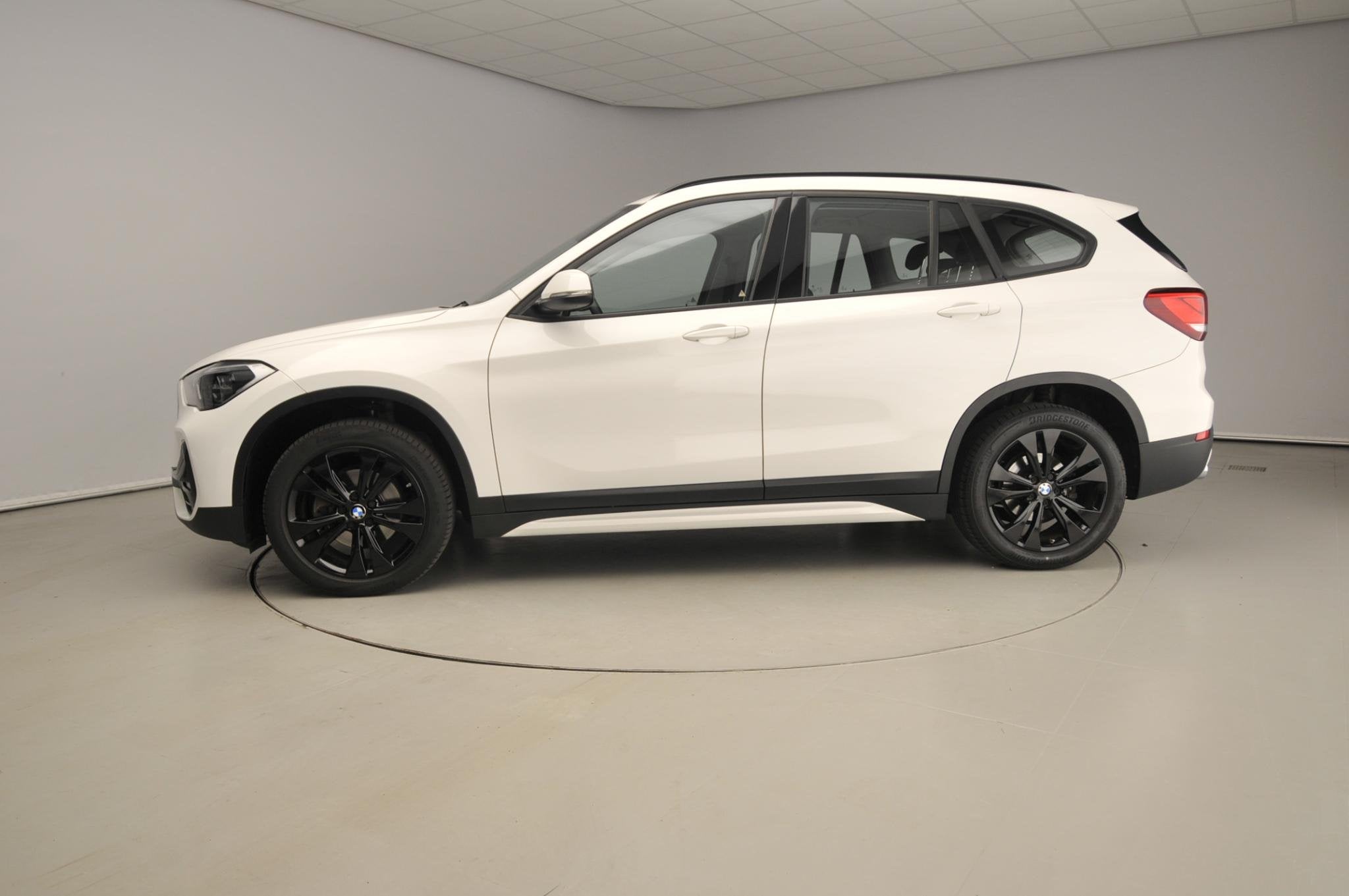 BMW X1 sDrive18i | LED | HUD | Trekhaak | Sportstoelen | Sha, Auto's, 12 maanden, Gebruikt, Euro 6, Wit