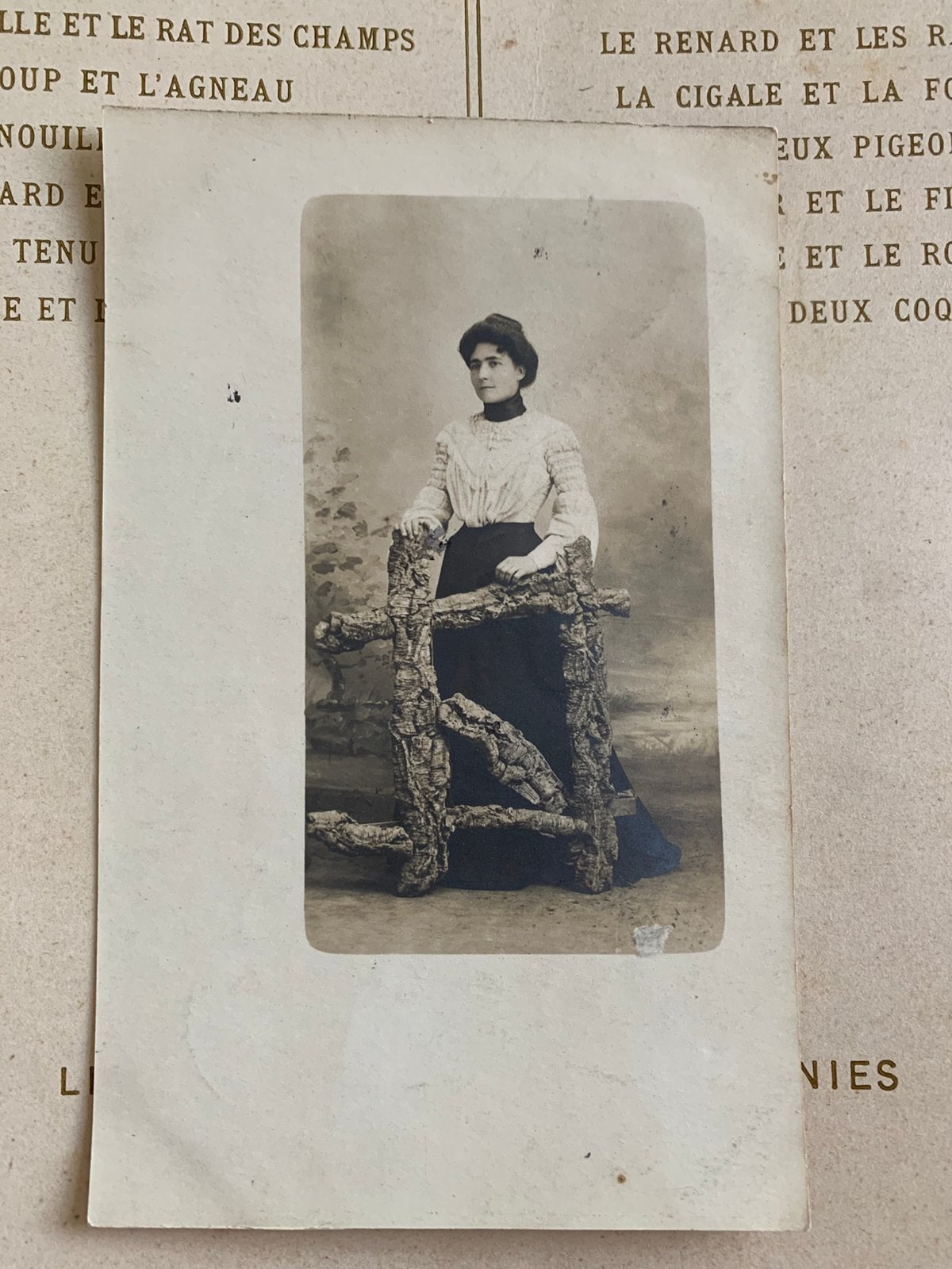 Foto - dame bij hekje (GO), Gebruikt, Foto, Ophalen of Verzenden, Voor 1940