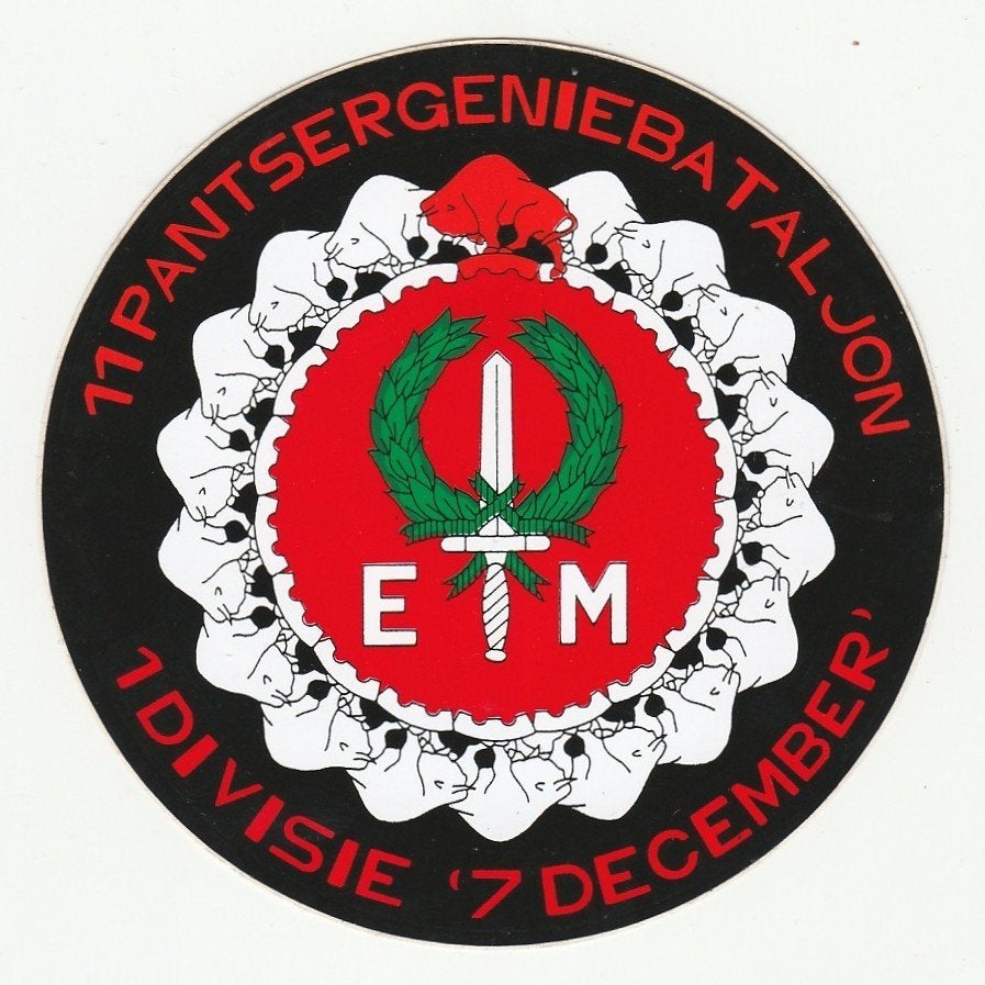 sticker 11 PantserGenieBataljon 1 divisie 7 december, Verzamelen, Verzenden, Landmacht, Nederland, Embleem of Badge