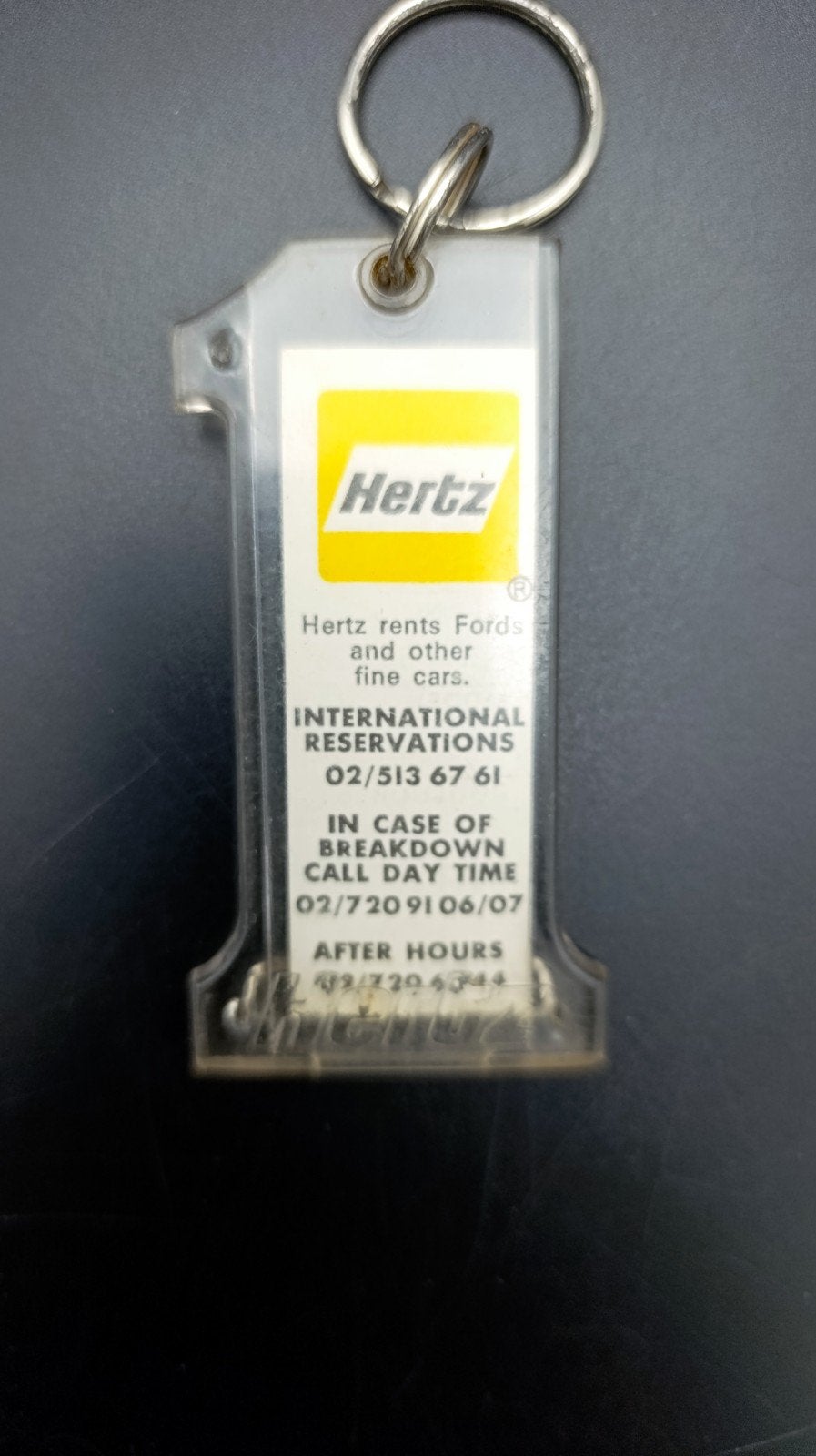jaren 80 Hertz sleutelhanger met Auto (Ford Fiesta), Ophalen of Verzenden, Auto's