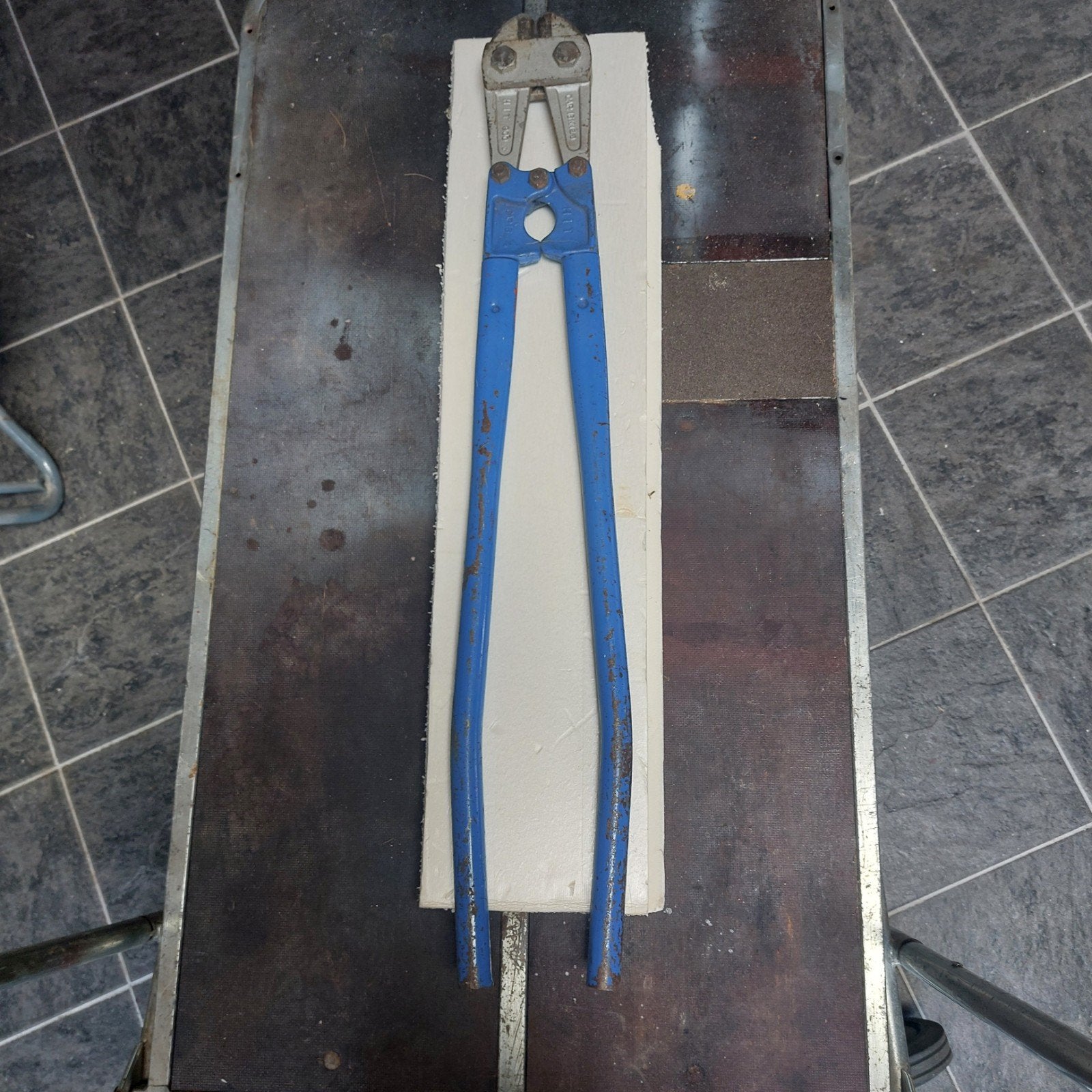 Boutenschaar Betonijzerkniptang H.I.T. 900, Ophalen