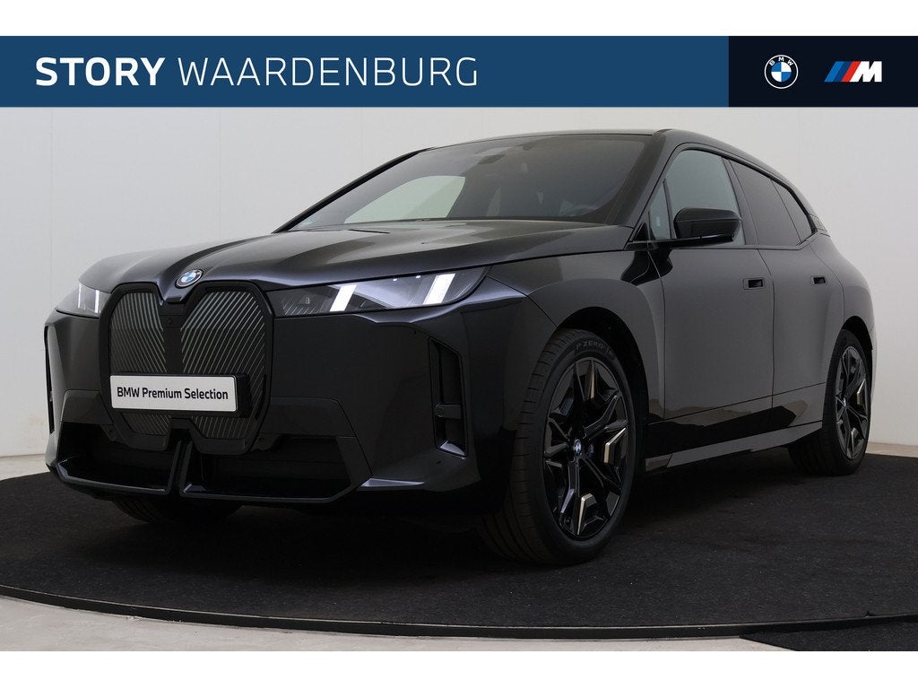 BMW iX xDrive60 112 kWh / Trekhaak / Panoramadak / Comfort A, Auto's, BMW, Met garantie (alle), Zwart, Leder, 2480 kg