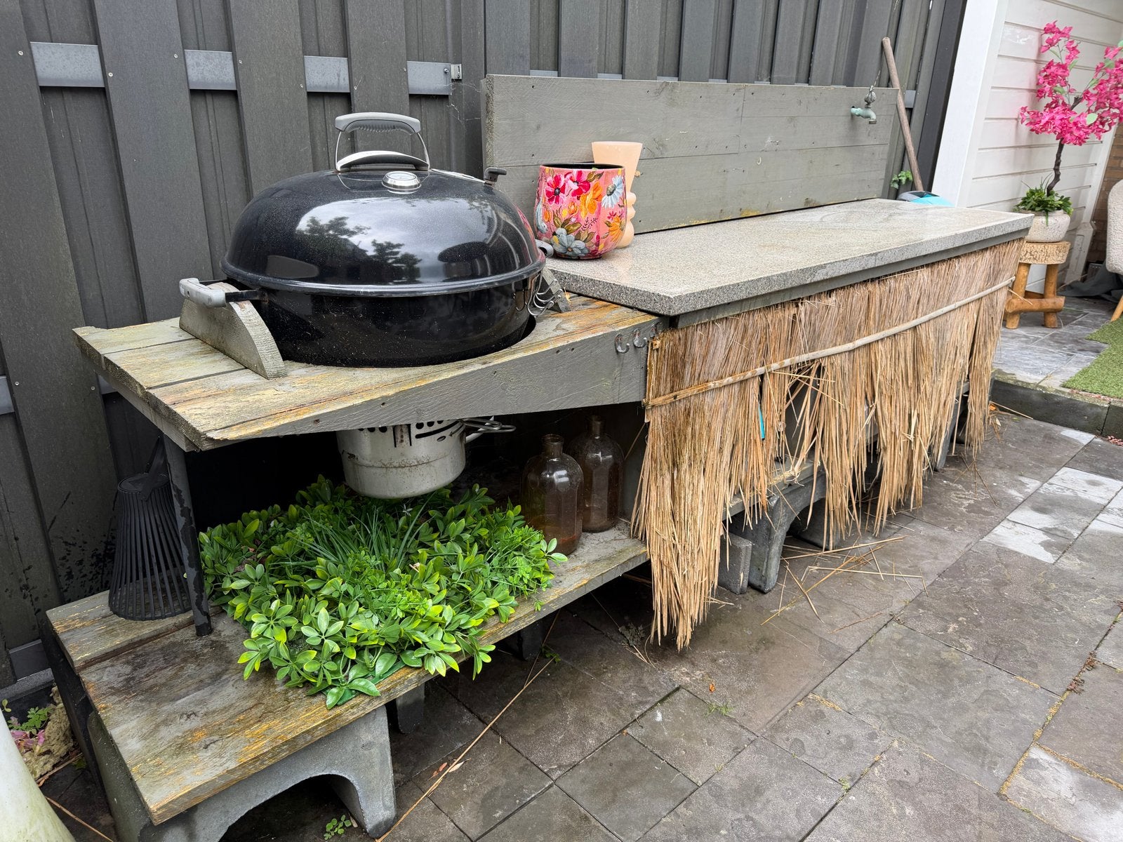 Weber BBQ met buitenkeuken en kraan, Ophalen, Gebruikt, Houtskool