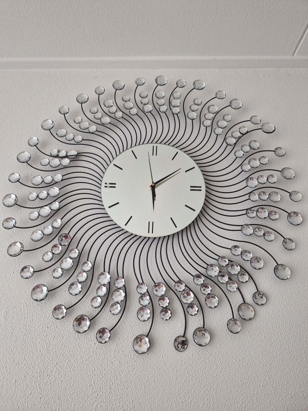 Moderne wandklok met kristallen, 80 cm - wijzer defect, Ophalen, Analoog, Zilver, Modern