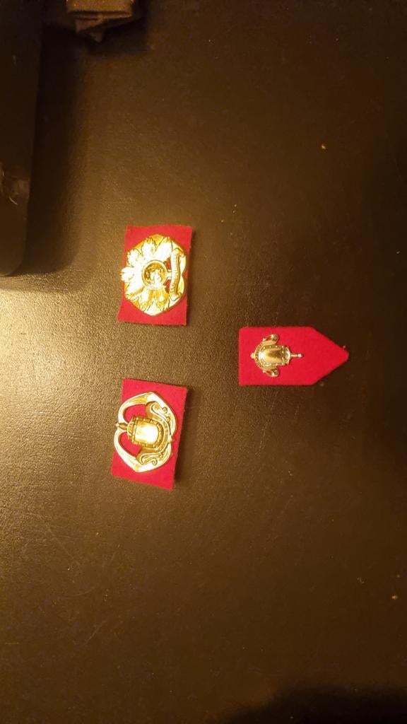 Set van 3 militaire insignes op rood vilt, Ophalen of Verzenden, Gebruikt