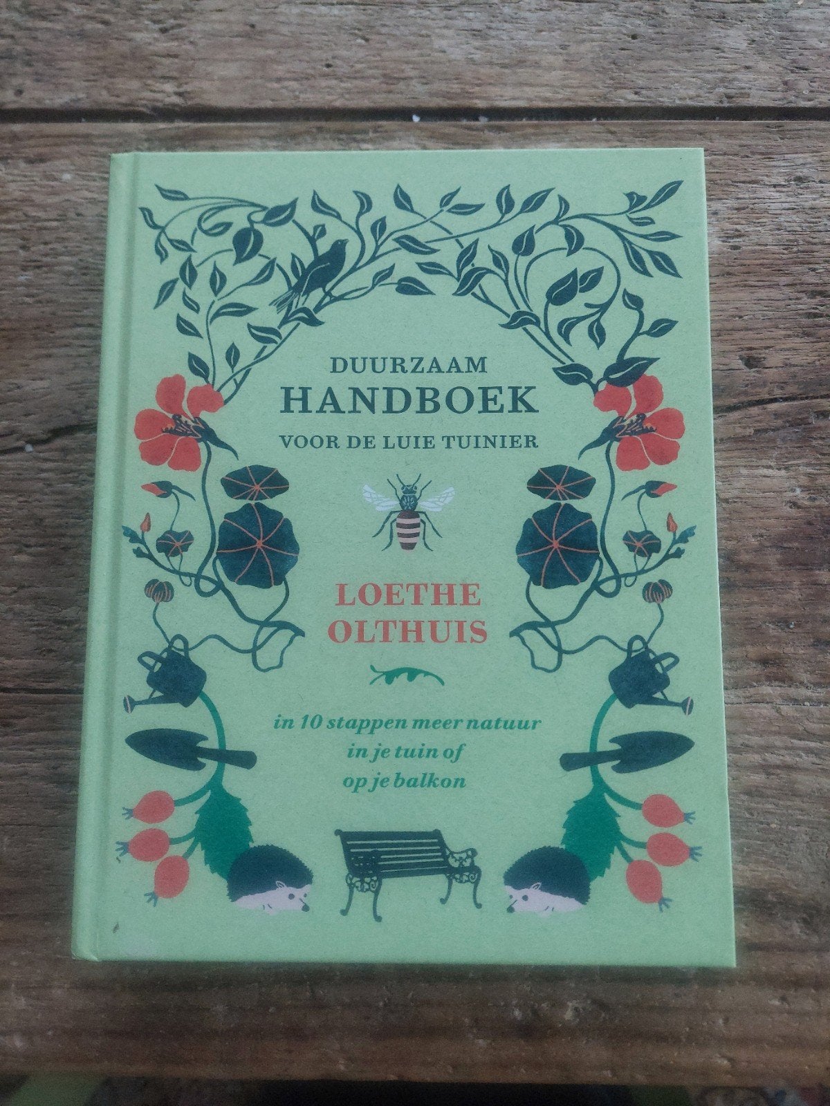 Loethe Olthuis - Duurzaam handboek voor de luie tuinier, Boeken, Ophalen of Verzenden, Zo goed als nieuw, Loethe Olthuis