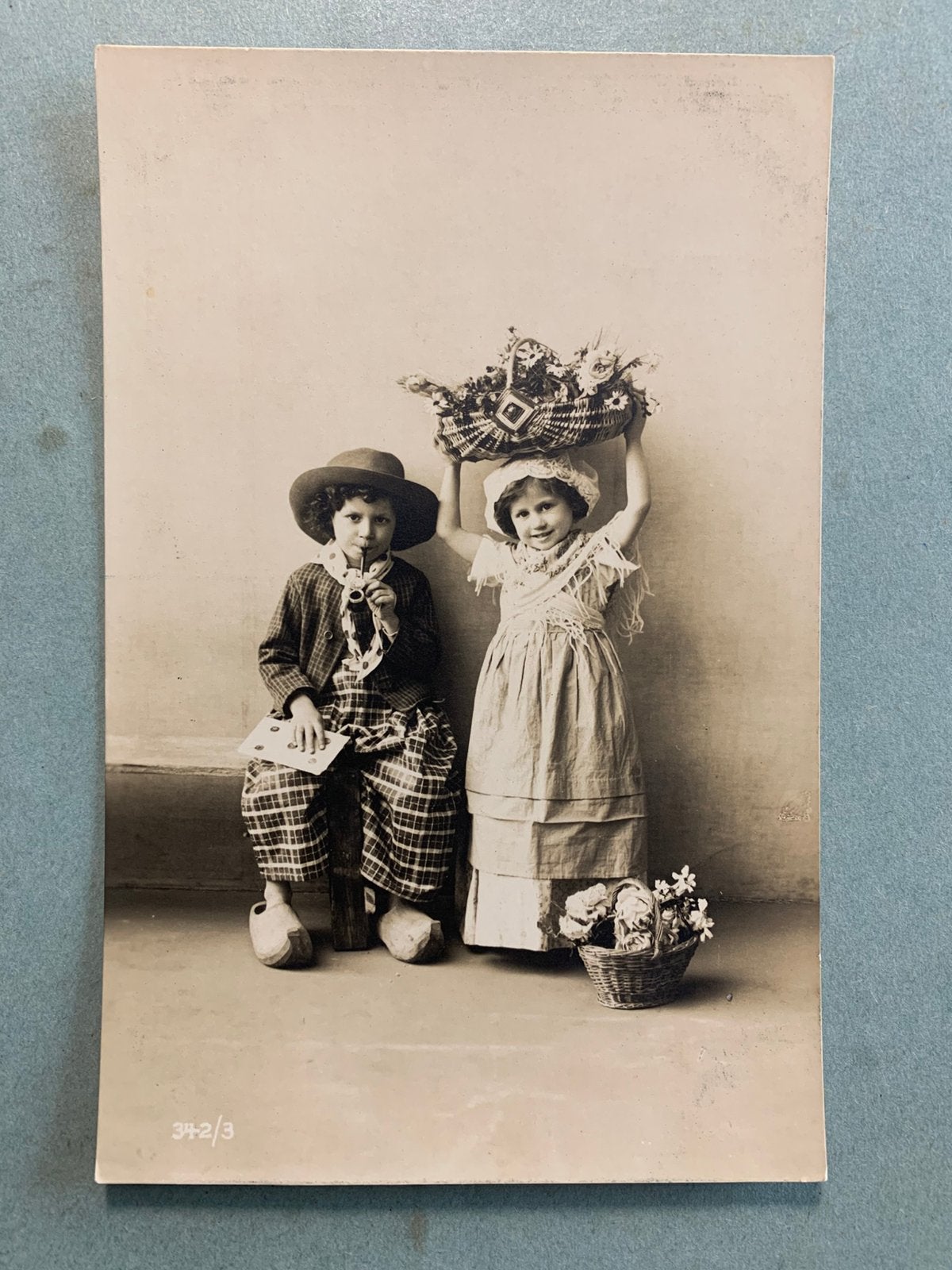 17-12-1915 Kindjes met bloemen en brief, Ophalen of Verzenden, Voor 1920, Gelopen, Kinderen
