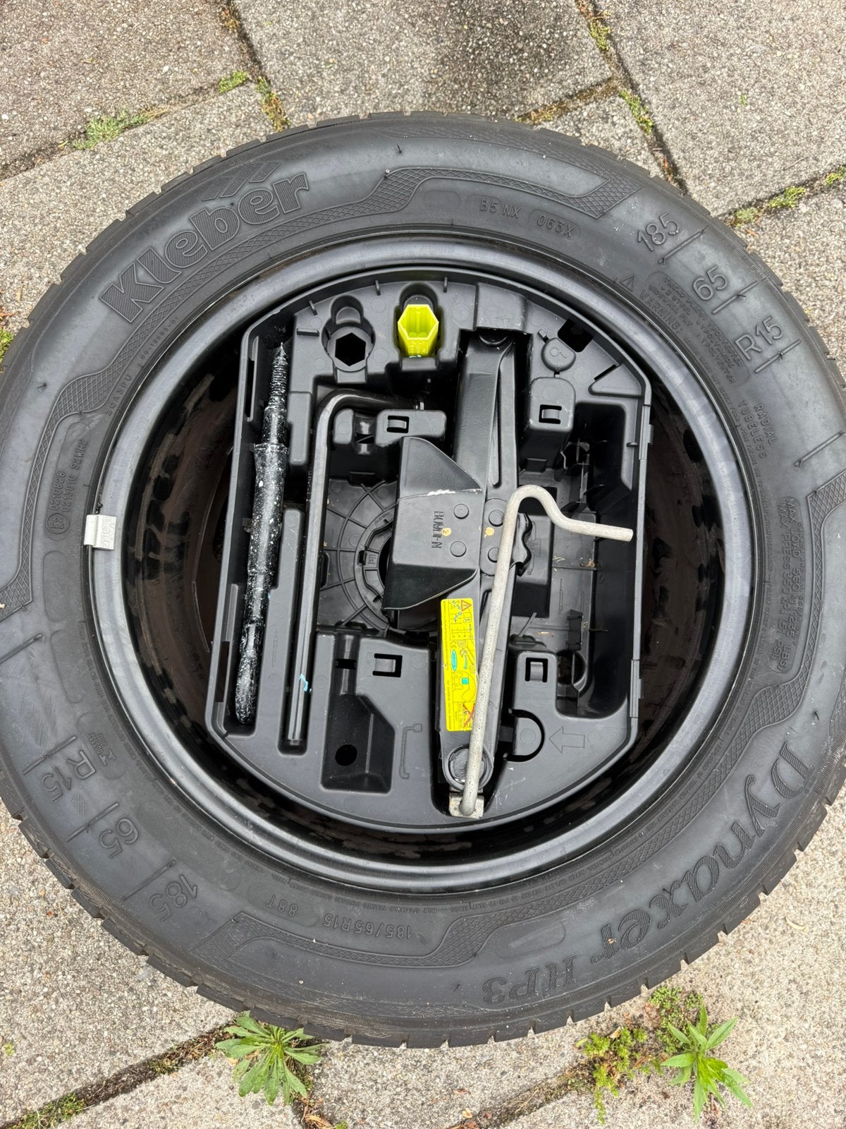 Thuiskomertje, reservewiel band 15 inch. Inclusief krik etc, Ophalen